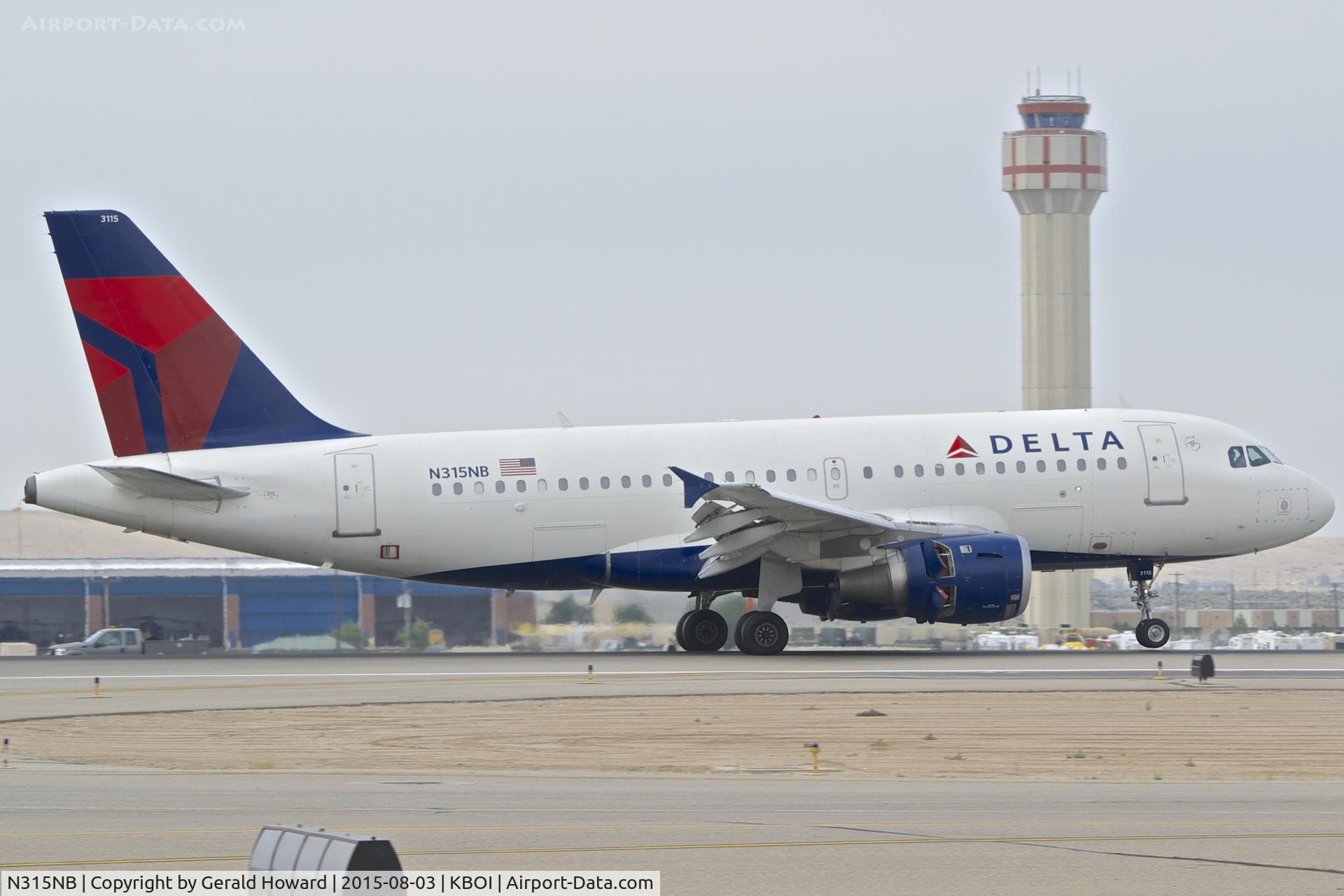 N315NB, 2000 Airbus A319-114 C/N 1230, Landing roll out on RWY 28R.