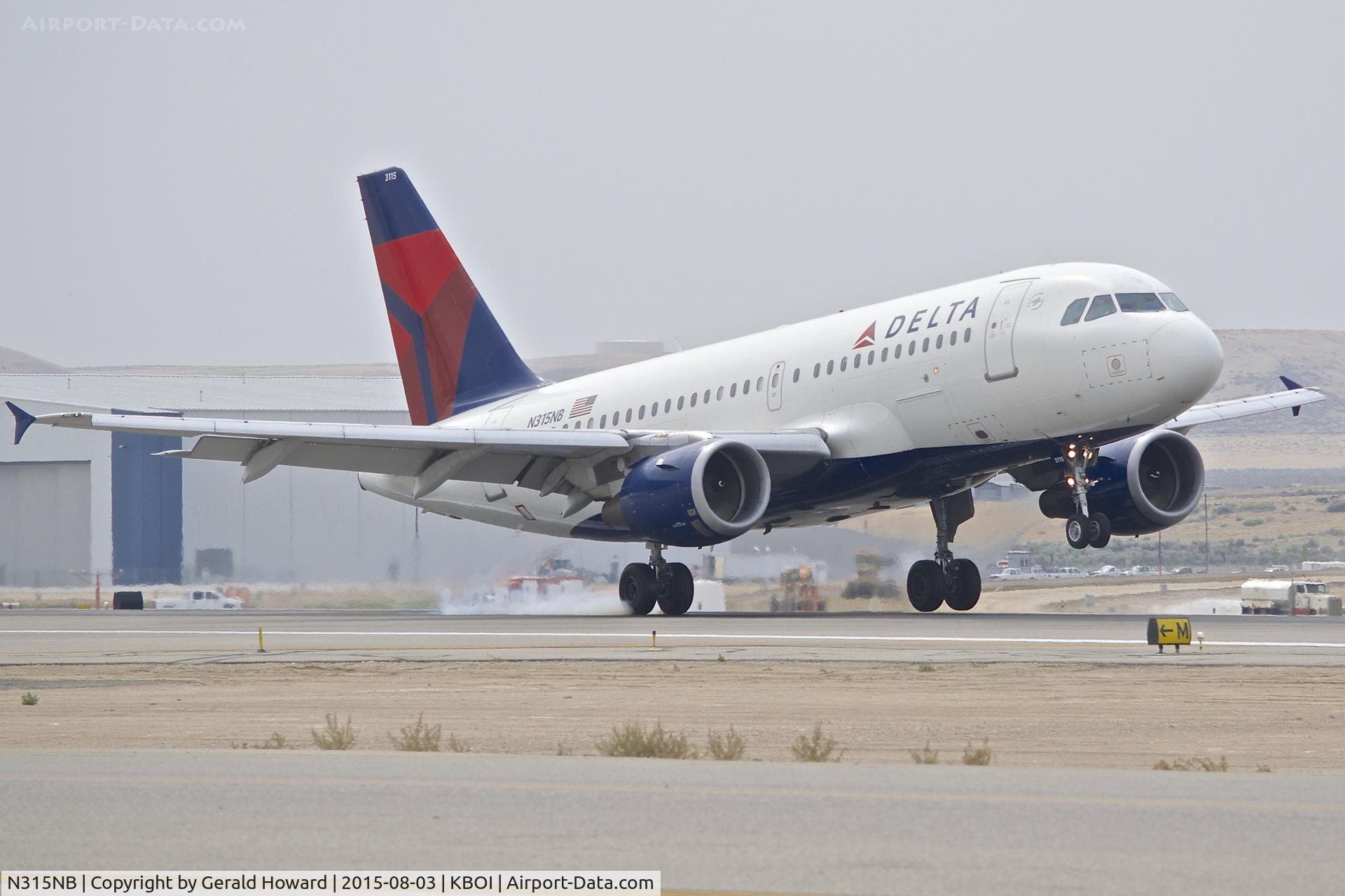 N315NB, 2000 Airbus A319-114 C/N 1230, Landing RWY 28R.