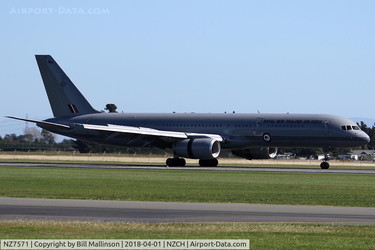 NZ7571, 1992 Boeing 757-2K2 C/N 26633, away to a Warbirds display