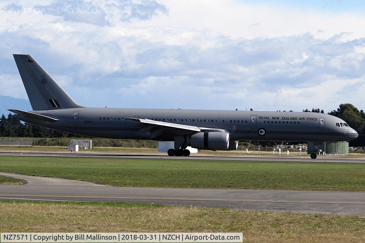 NZ7571, 1992 Boeing 757-2K2 C/N 26633, away for their first Warbirds display