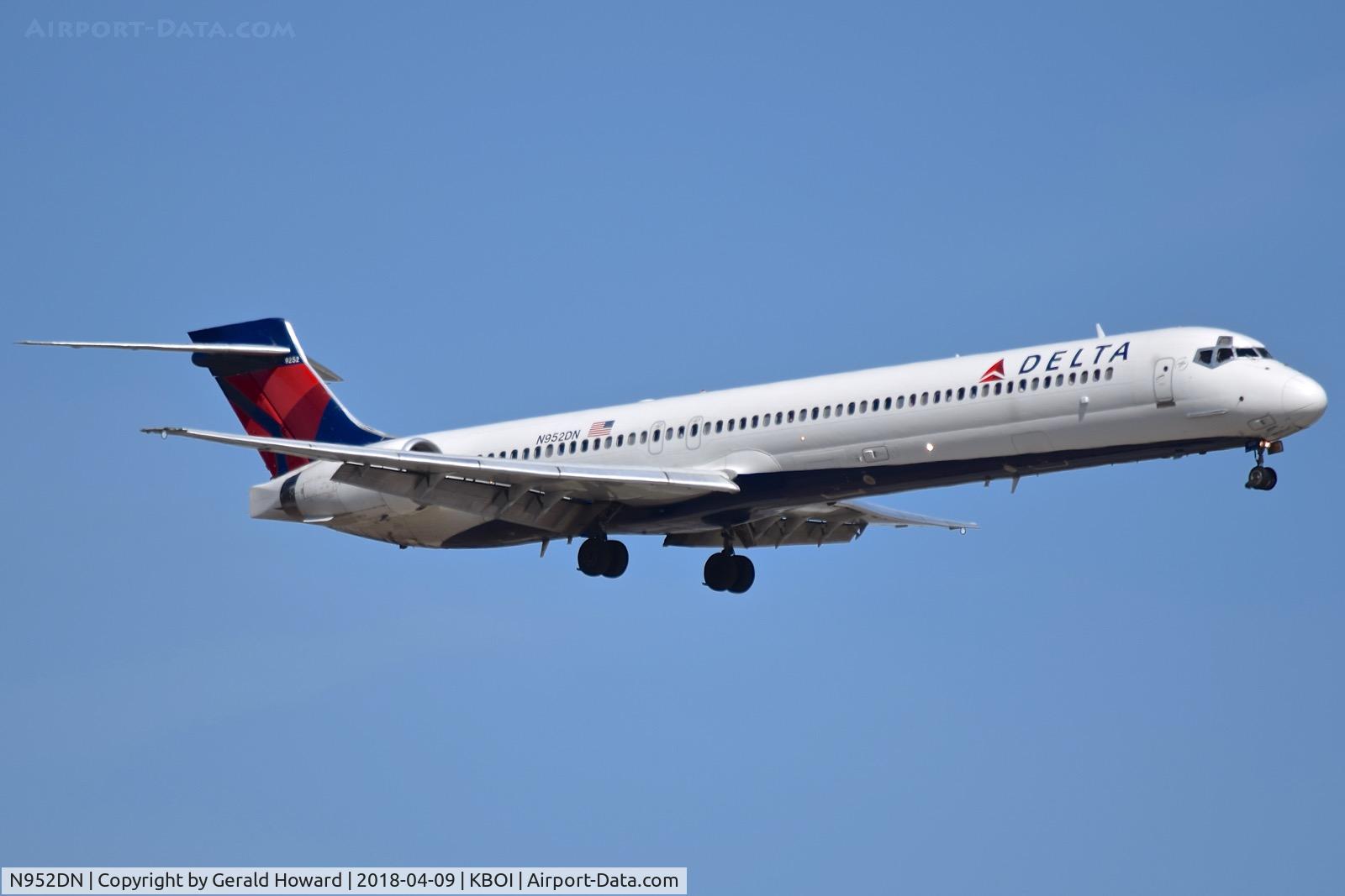 N952DN, 1998 McDonnell Douglas MD-90-30 C/N 53560, Landing RWY 10L.