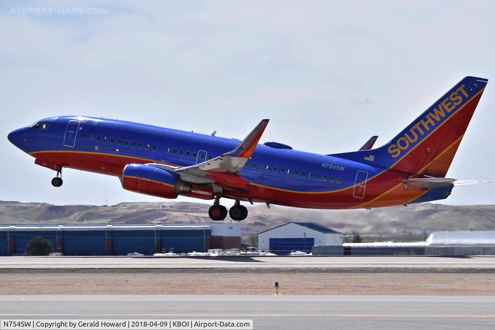 N754SW, 1999 Boeing 737-7H4 C/N 29849, Take off from RWY 10L.