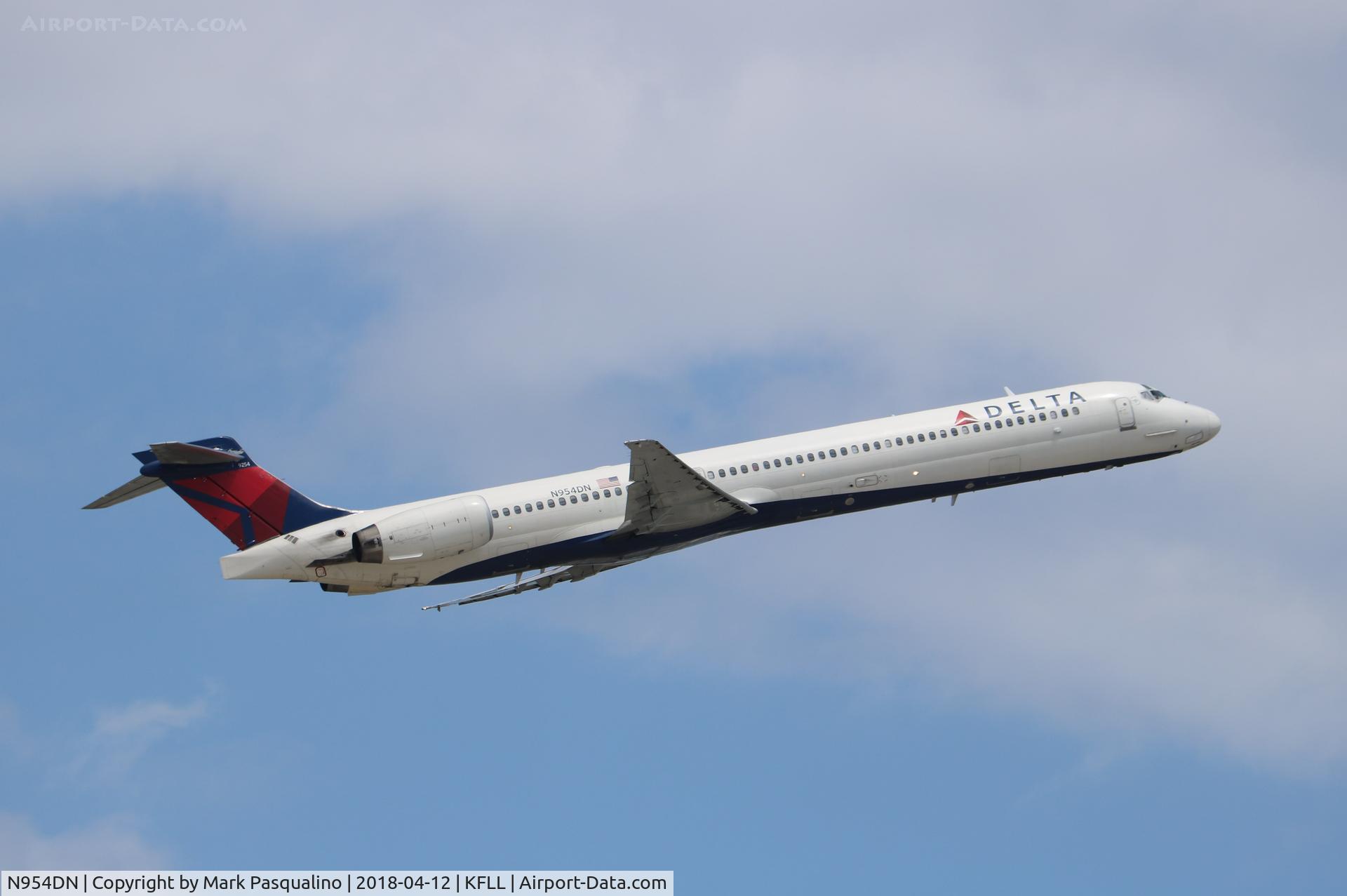 N954DN, 1999 McDonnell Douglas MD-90-30 C/N 53524, MD-90-30