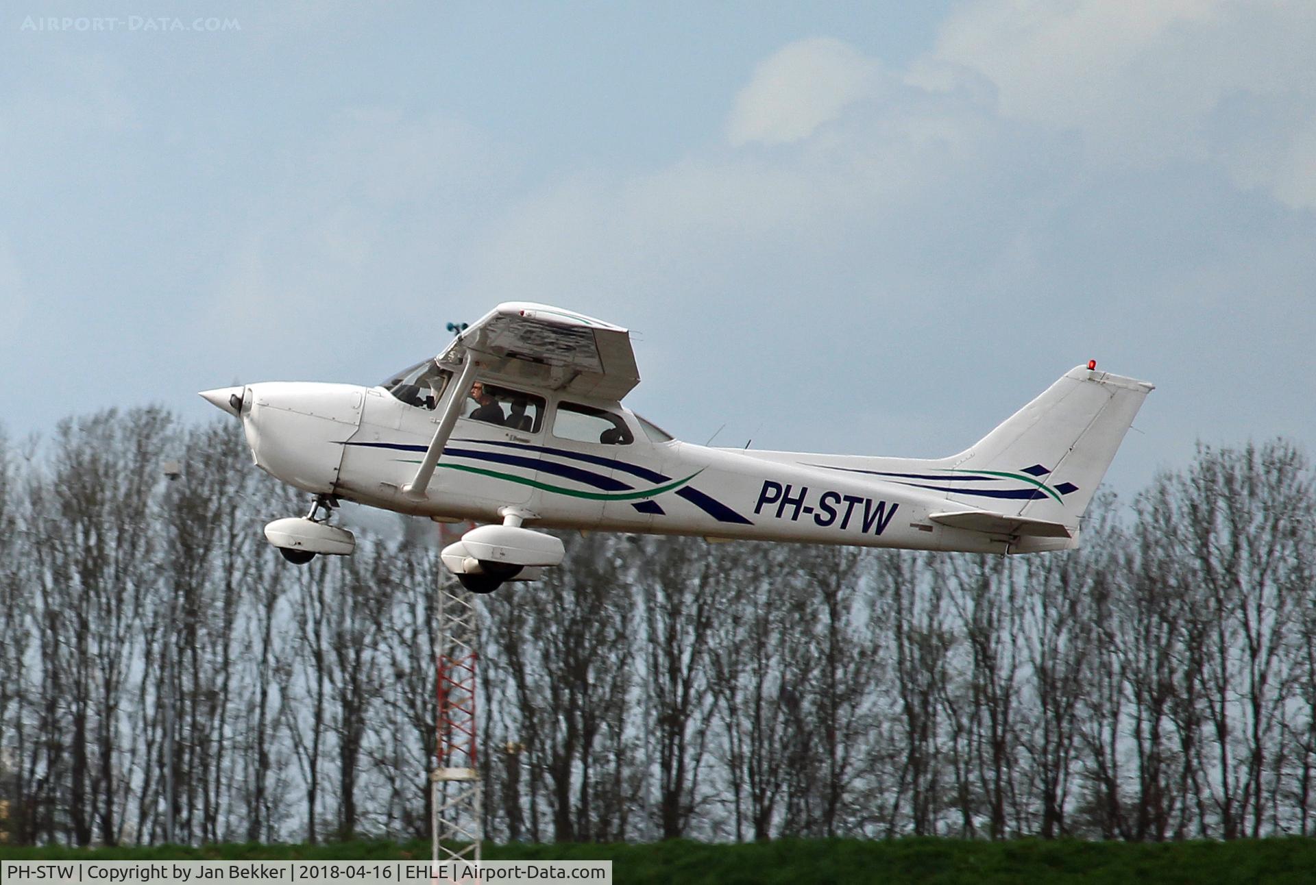 PH-STW, Cessna 172R Skyhawk C/N 172-80158, Lelystad Airport