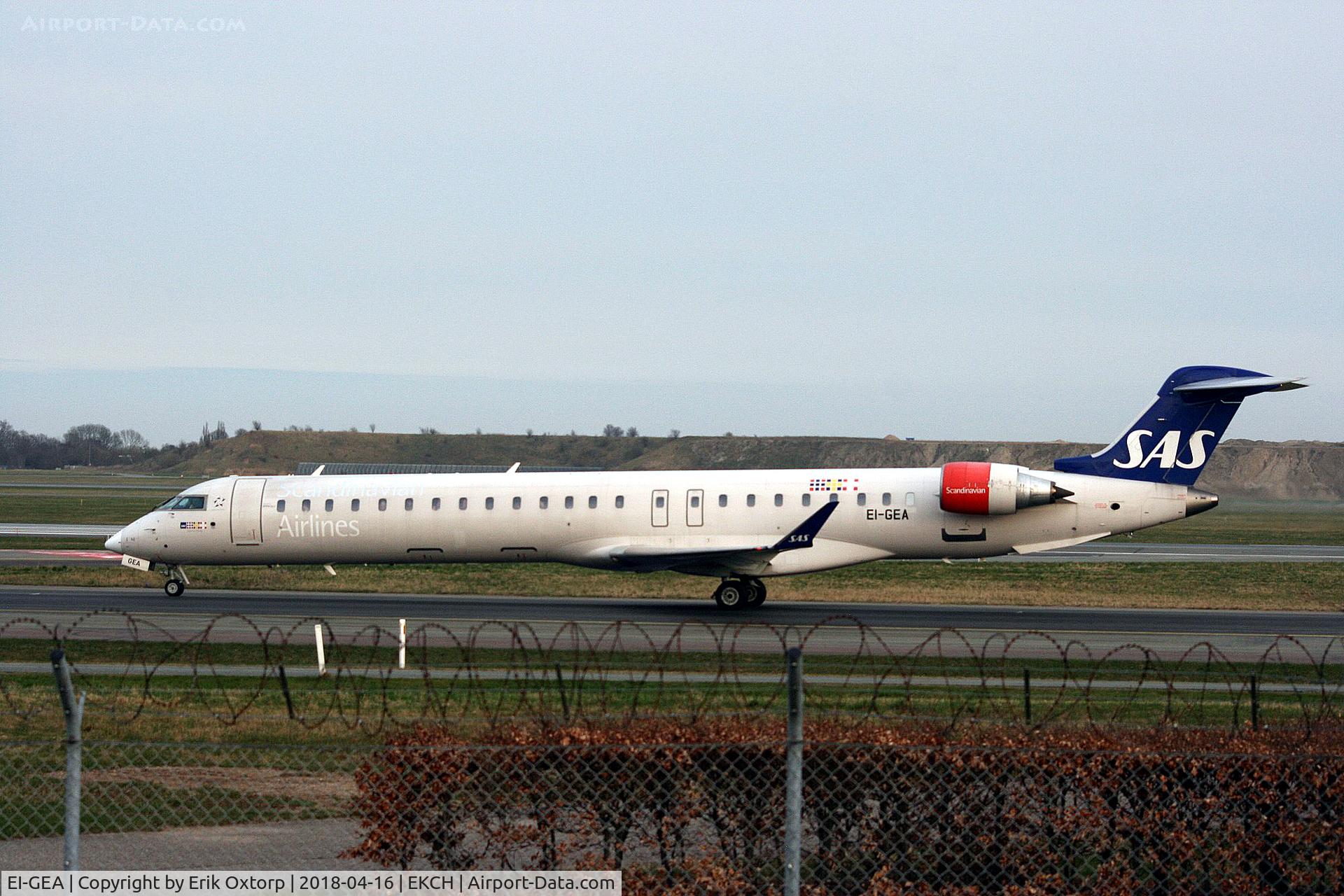 EI-GEA, 2009 Bombardier CRJ-900ER (CL-600-2D24) C/N 15224, EI-GEA landed rw 04L