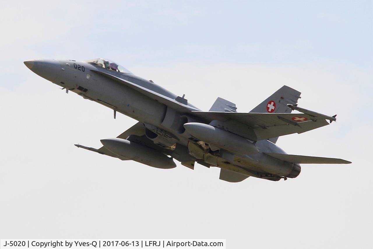 J-5020, McDonnell Douglas F/A-18C Hornet C/N 1369/SFC020, McDonnell Douglas FA-18C Hornet, Take off rwy 08, Landivisiau Naval Air Base (LFRJ) Tiger Meet 2017