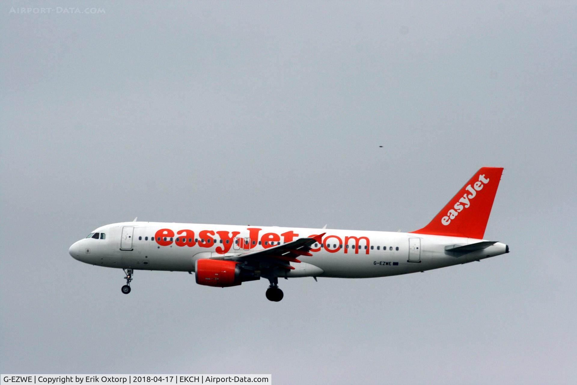 G-EZWE, 2012 Airbus A320-214 C/N 5289, G-EZWE landing rw 22L