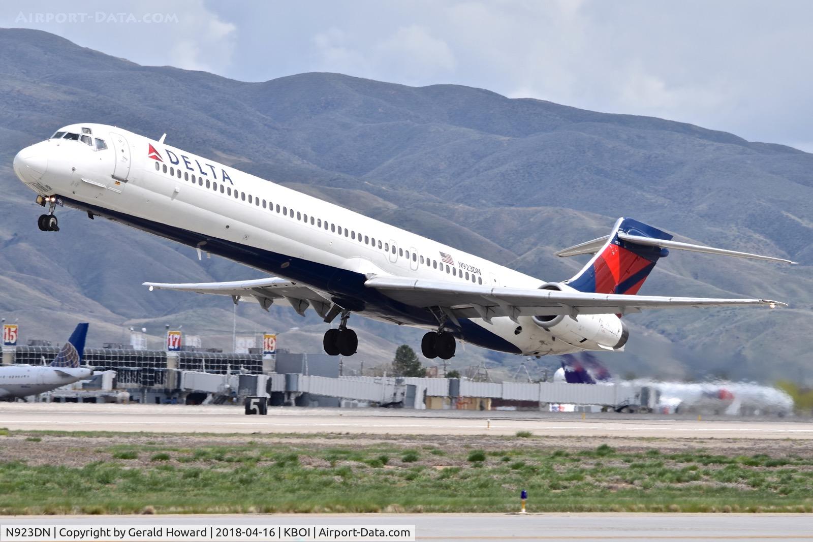 N923DN, 1998 McDonnell Douglas MD-90-30 C/N 53585, Take off from RWY 28L.