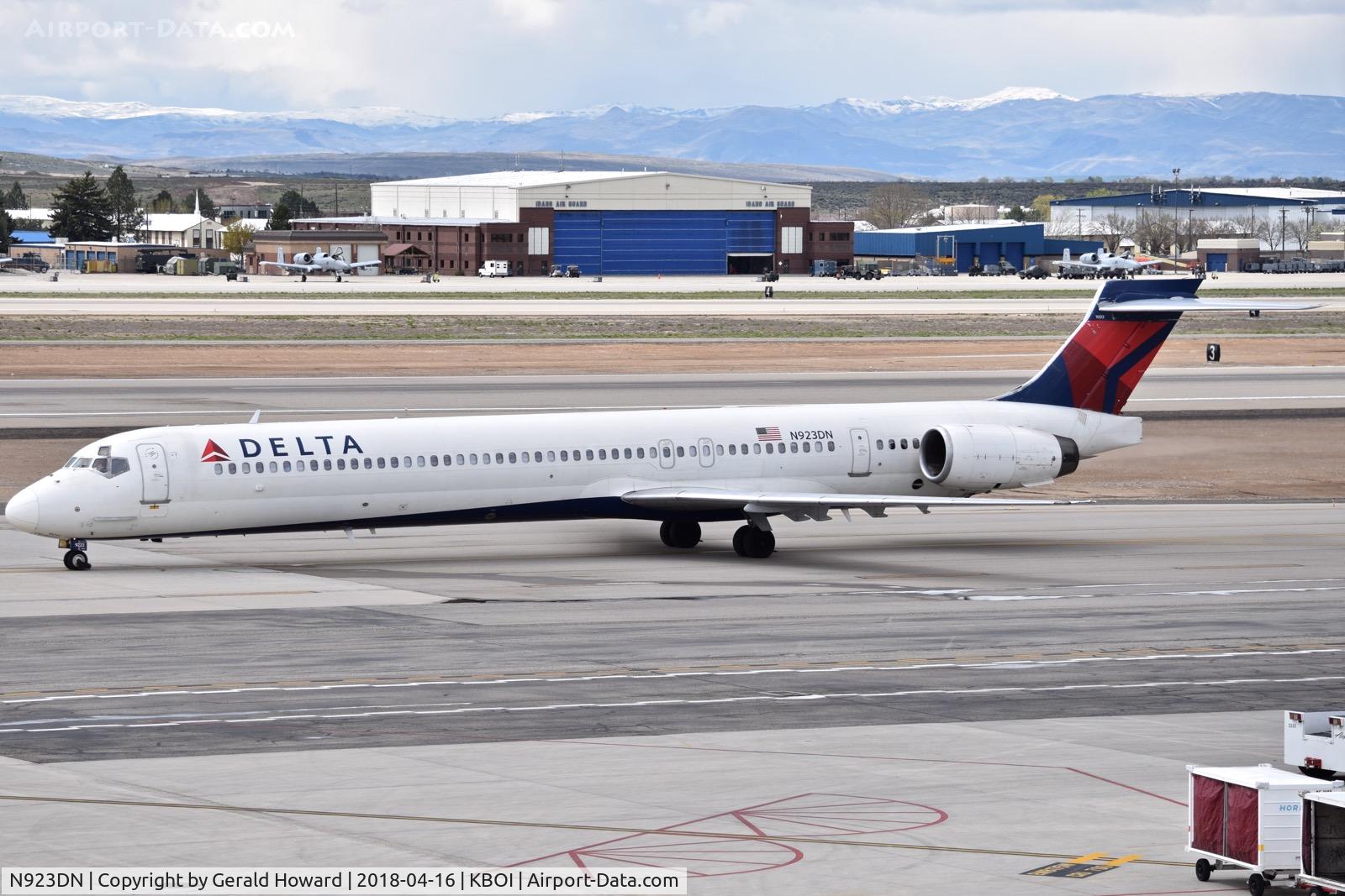 N923DN, 1998 McDonnell Douglas MD-90-30 C/N 53585, Taxiing on Alpha to the gate.