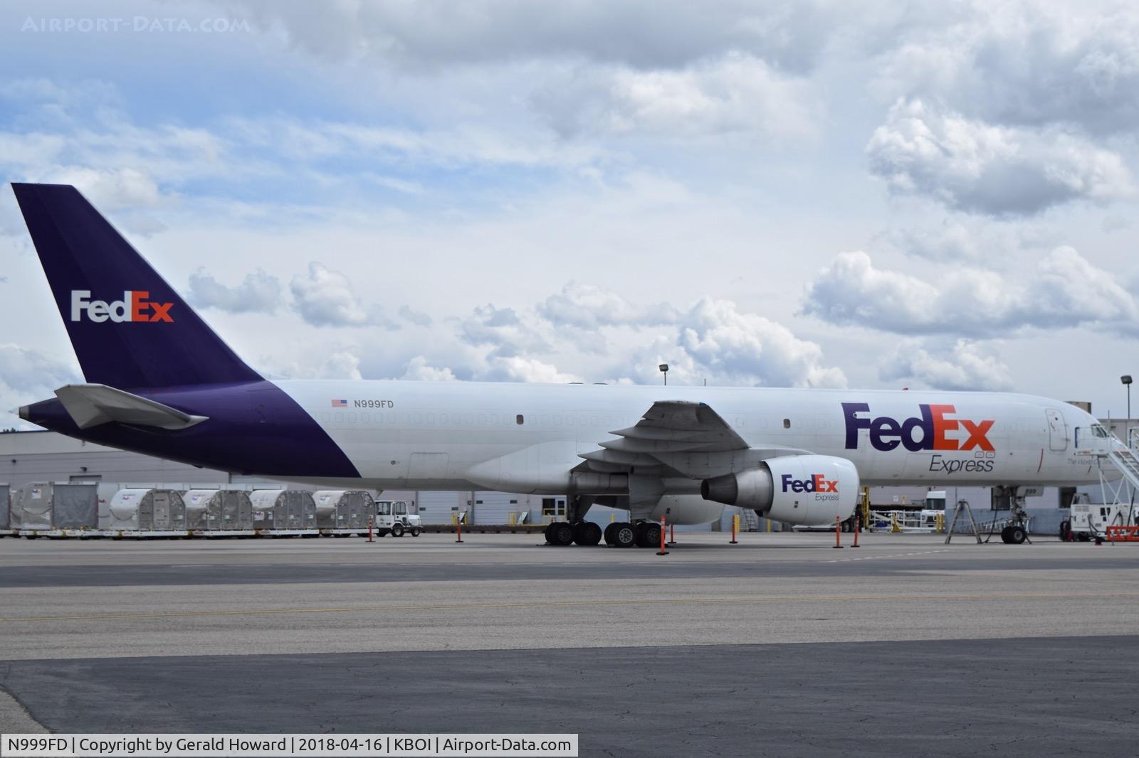 N999FD, 1990 Boeing 757-230/SF C/N 24748, parked on the FedEx ramp.