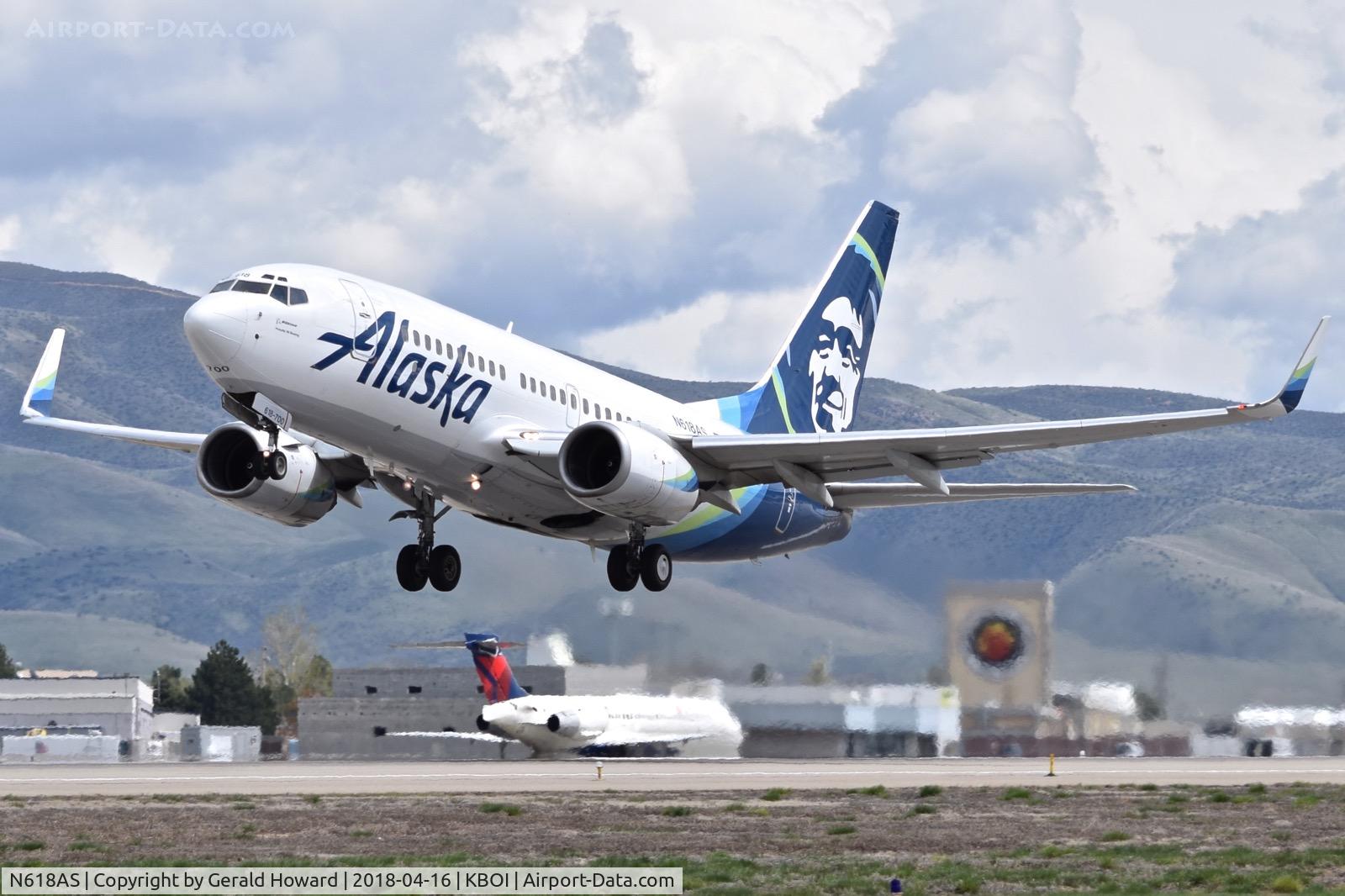 N618AS, 2000 Boeing 737-790 C/N 30543, Take off from RWY 28L.