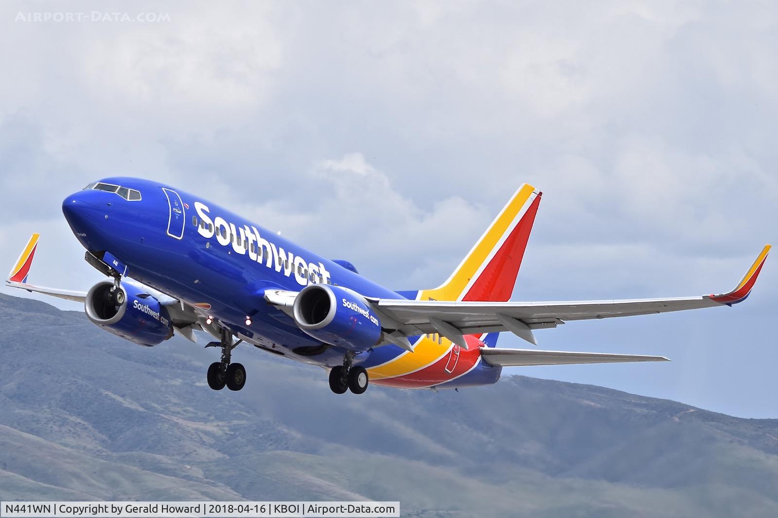 N441WN, 2003 Boeing 737-7H4 C/N 29837, Take off from RWY 28L.