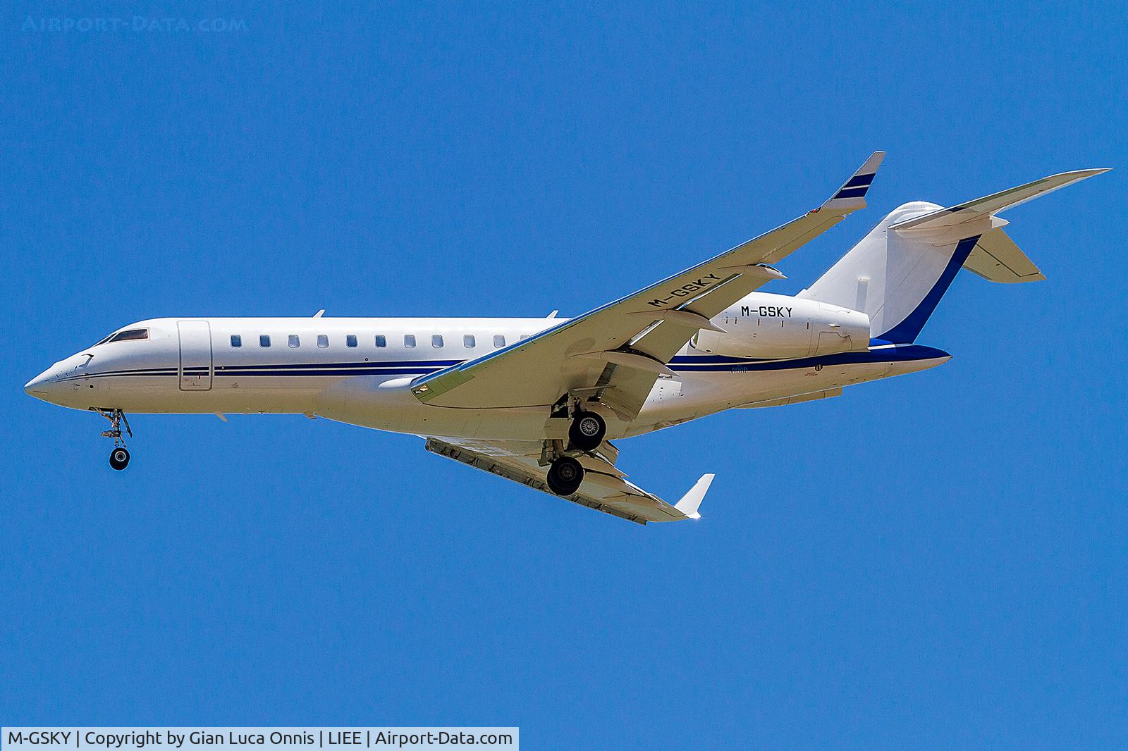 M-GSKY, 2010 Bombardier BD700-1A10 Global Express C/N 9420, LANDING 14R