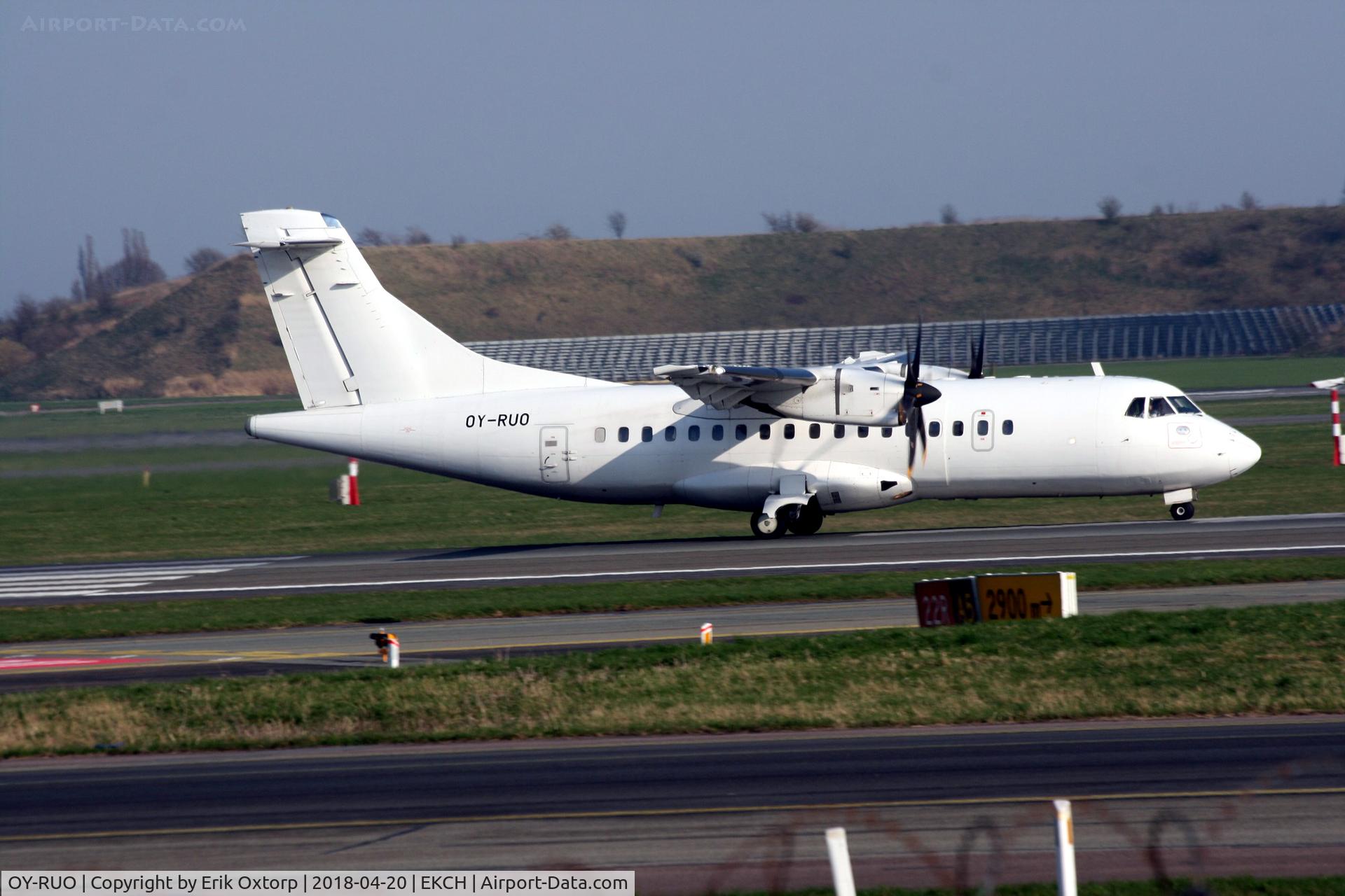 OY-RUO, 1996 ATR 42-500 C/N 514, OY-RUO taking off rw 22R