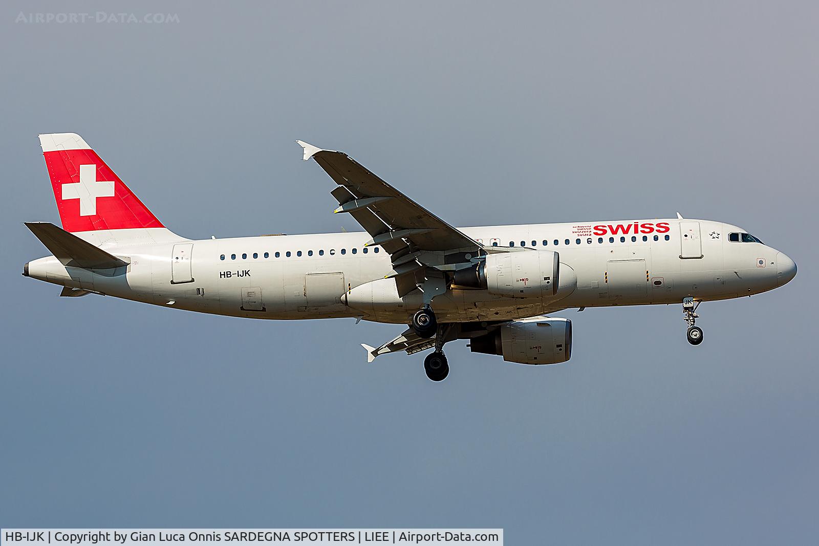 HB-IJK, 1996 Airbus A320-214 C/N 596, LANDING 14R