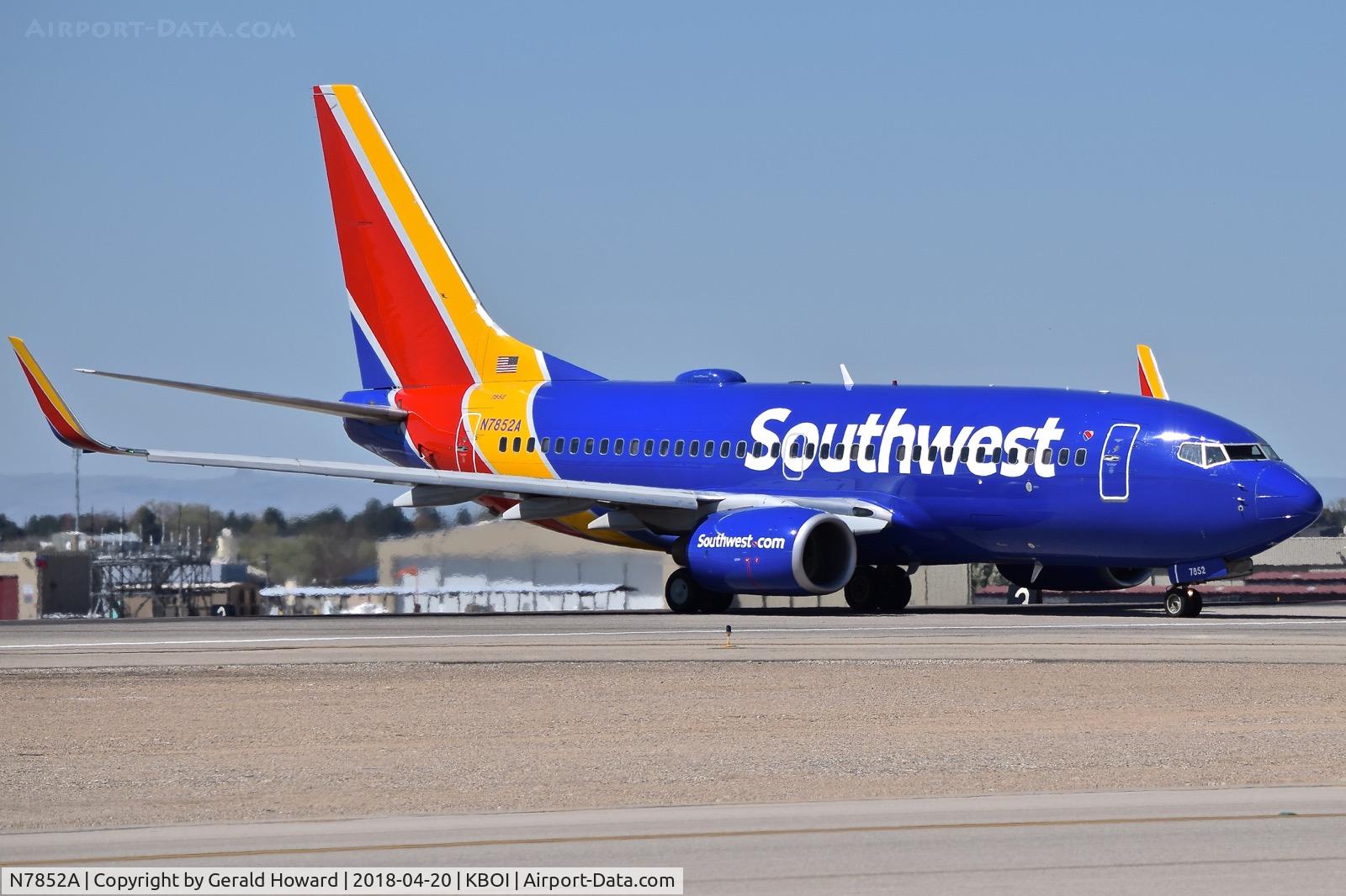N7852A, 2006 Boeing 737-71B C/N 29371, Taxiing on Golf to Alpha.