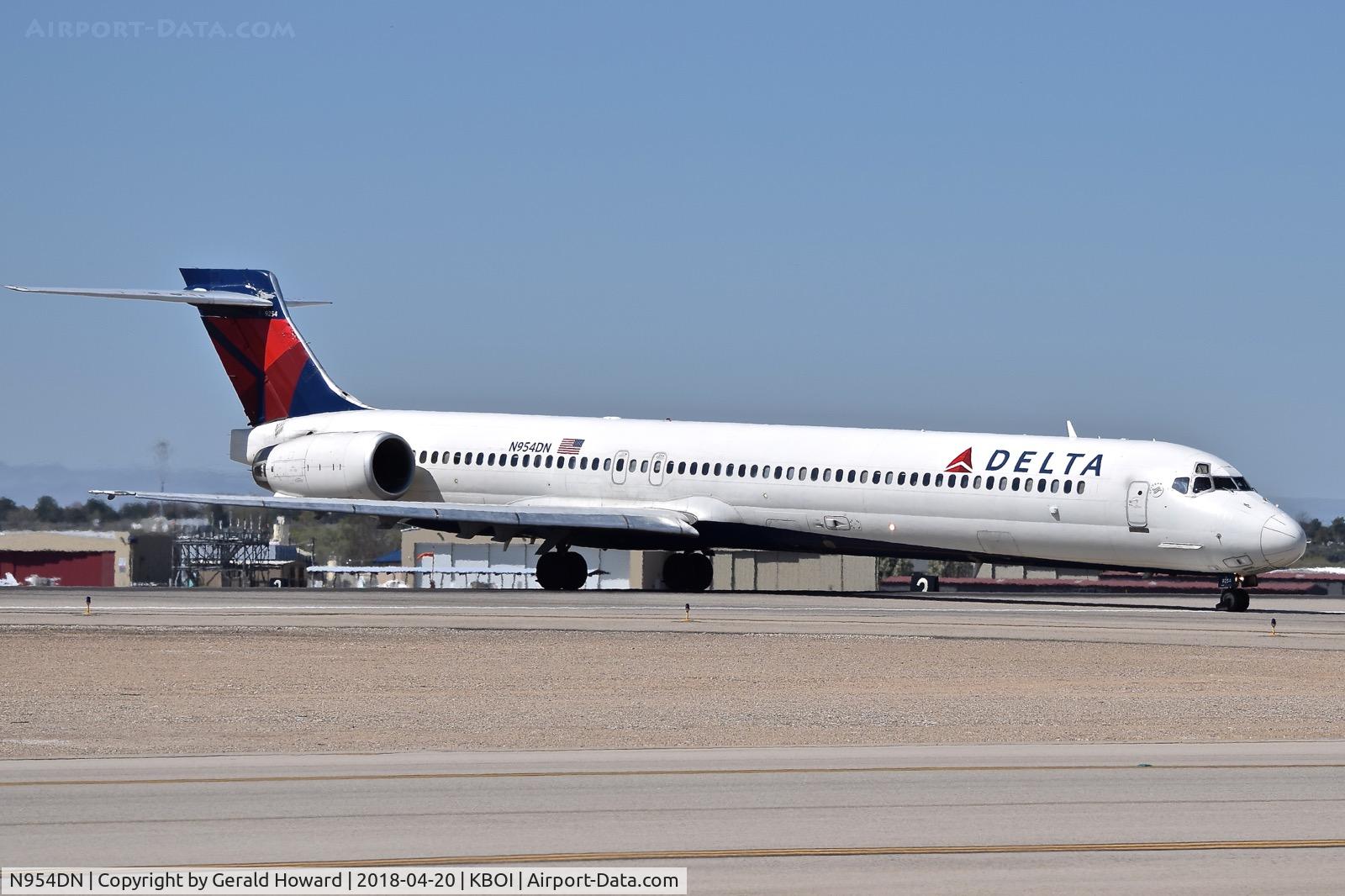 N954DN, 1999 McDonnell Douglas MD-90-30 C/N 53524, Taxiing on Golf across RWY 28R.