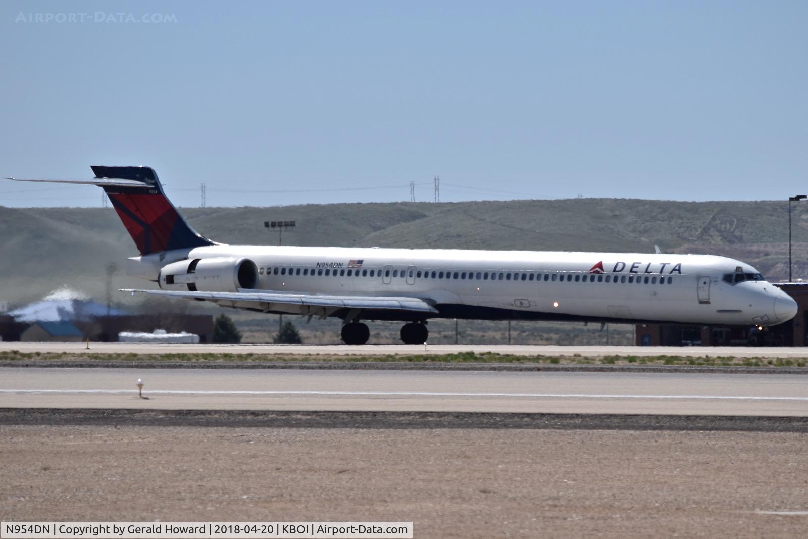 N954DN, 1999 McDonnell Douglas MD-90-30 C/N 53524, Landing roll out on RWY 28L.