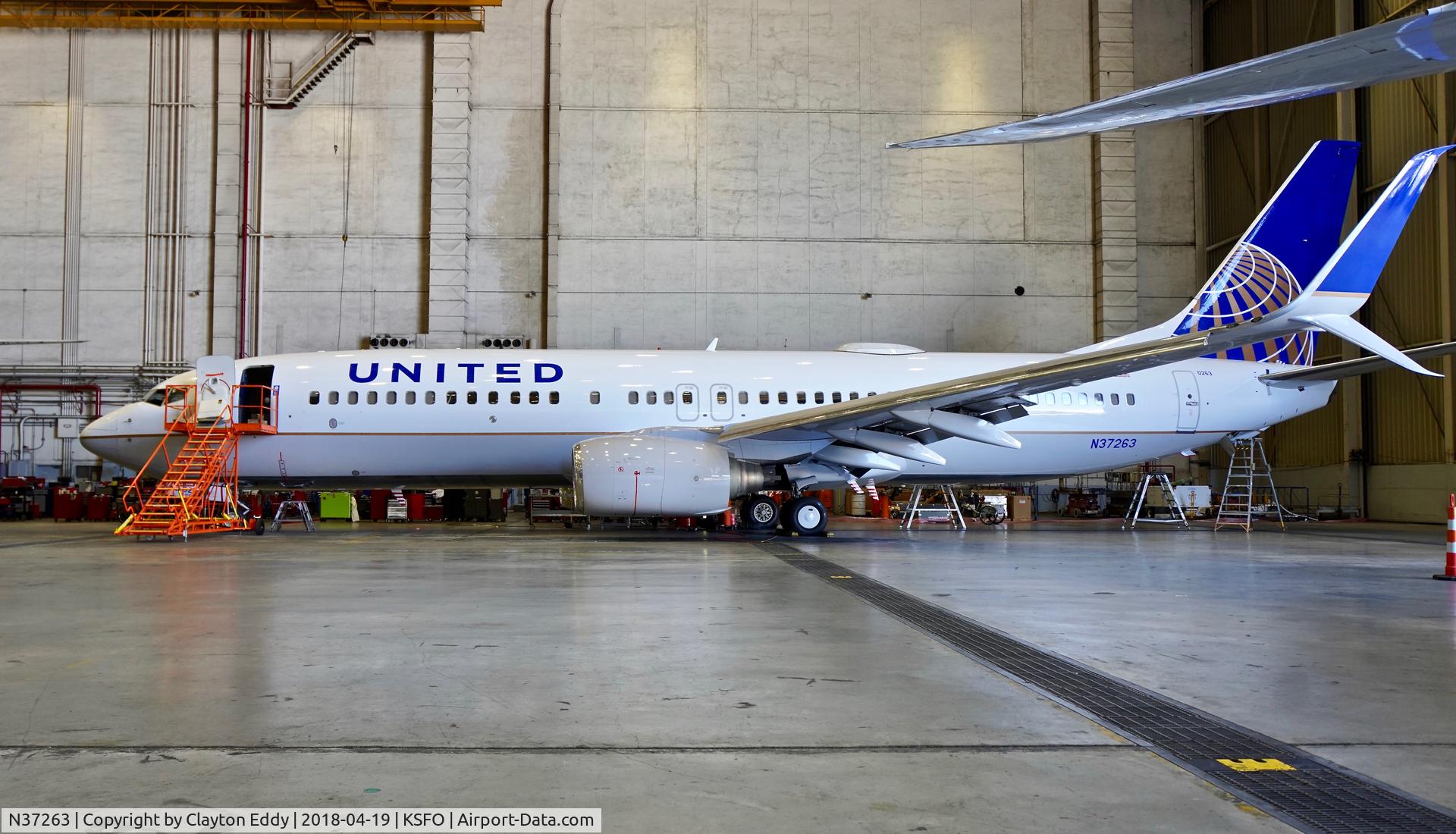 N37263, 2001 Boeing 737-824 C/N 31583, SFO 2018.