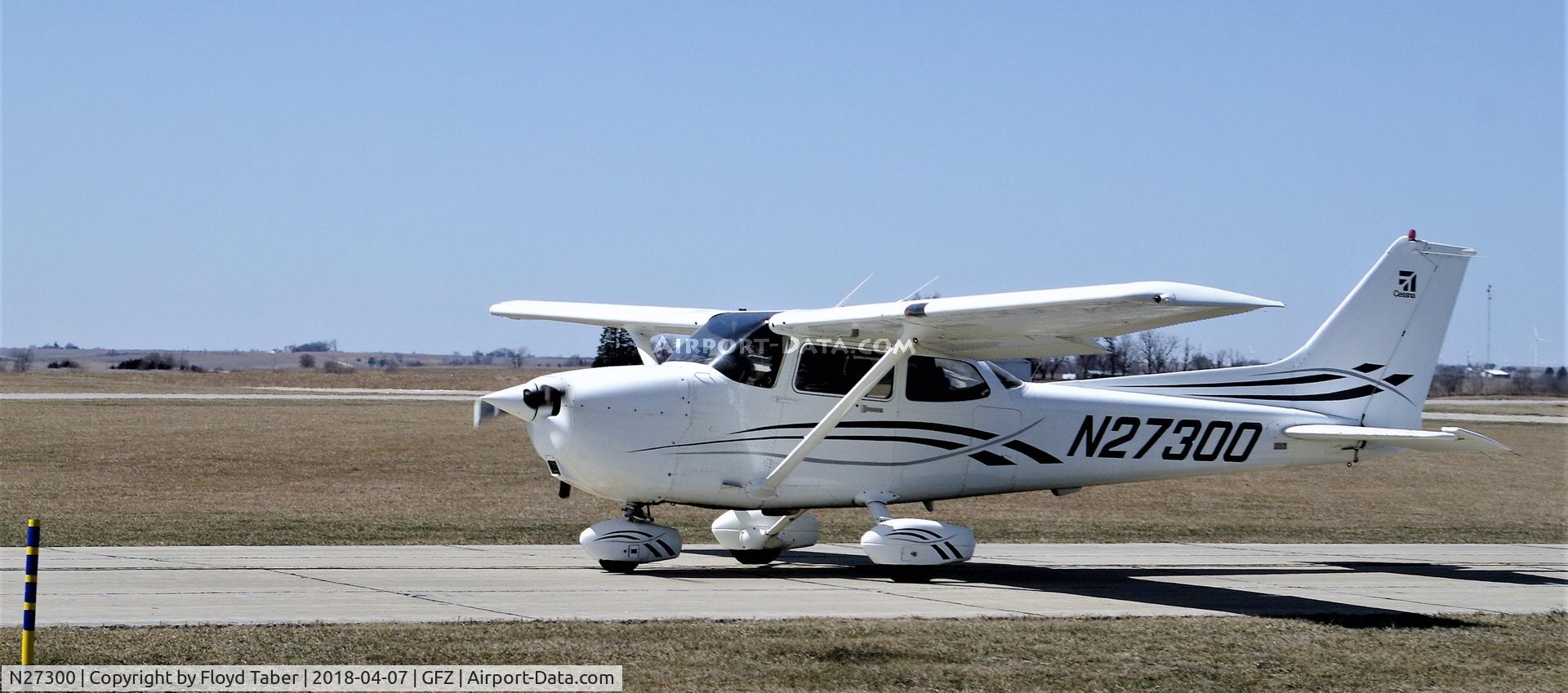 N27300, 1998 Cessna 172R Skyhawk C/N 17280551, Leaving Greenfield for Maryville Missourri