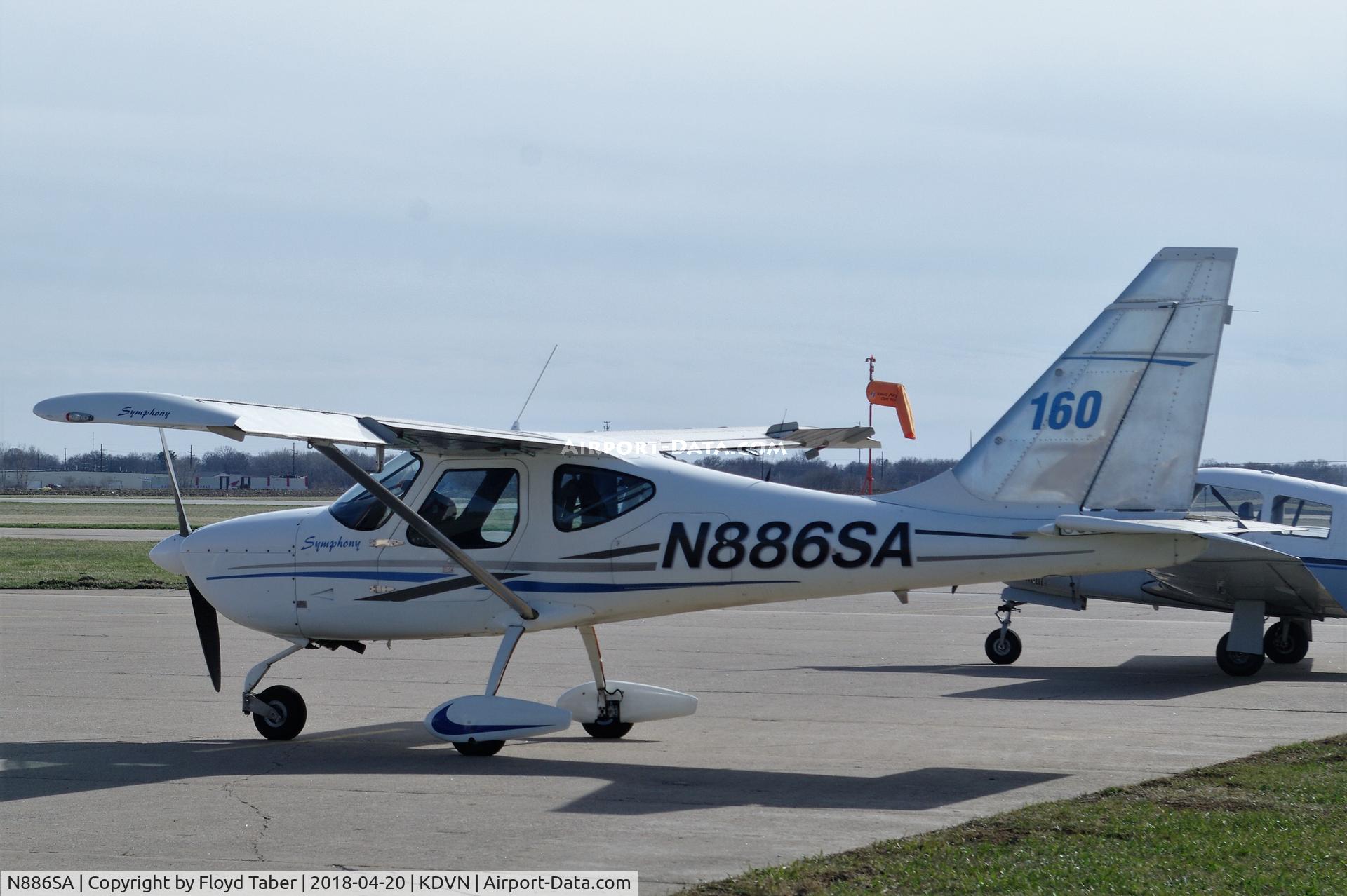 N886SA, 2000 OMF 100-160 Symphony C/N 0004, Sitting on the ramp