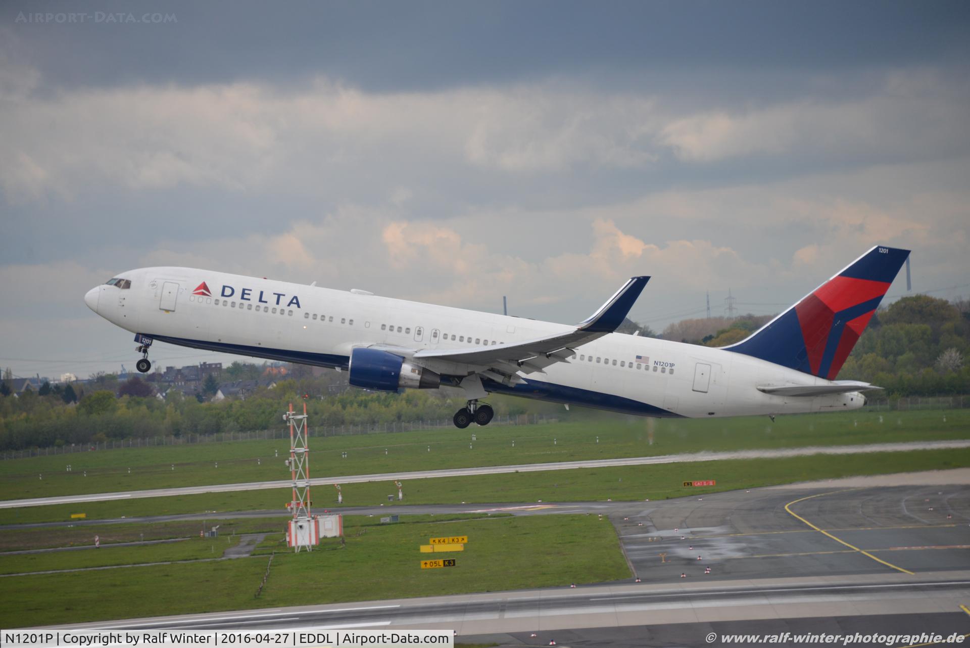 N1201P, 1998 Boeing 767-332 C/N 28458, Boeing 767-322ER - DL DAL Delta Air Lines - 28458 - N1201P - 27.04.2016 - DUS
