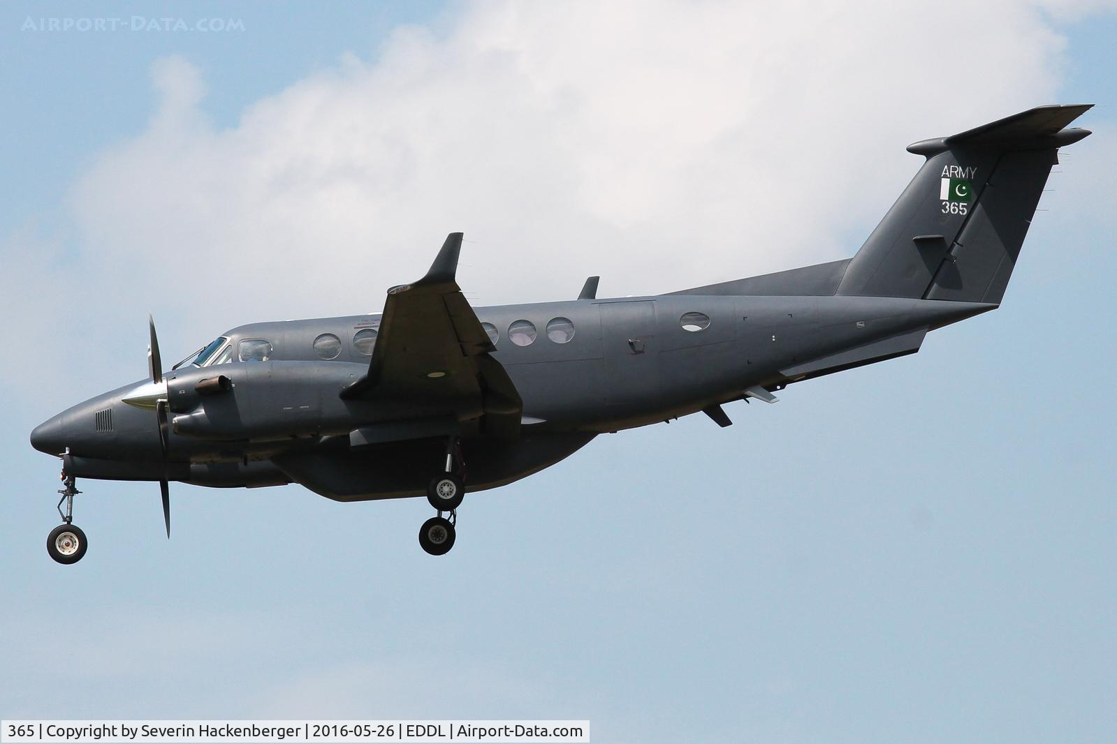 365, Sukhoi Su-22M-4 C/N 25511, Arriving at DUS.