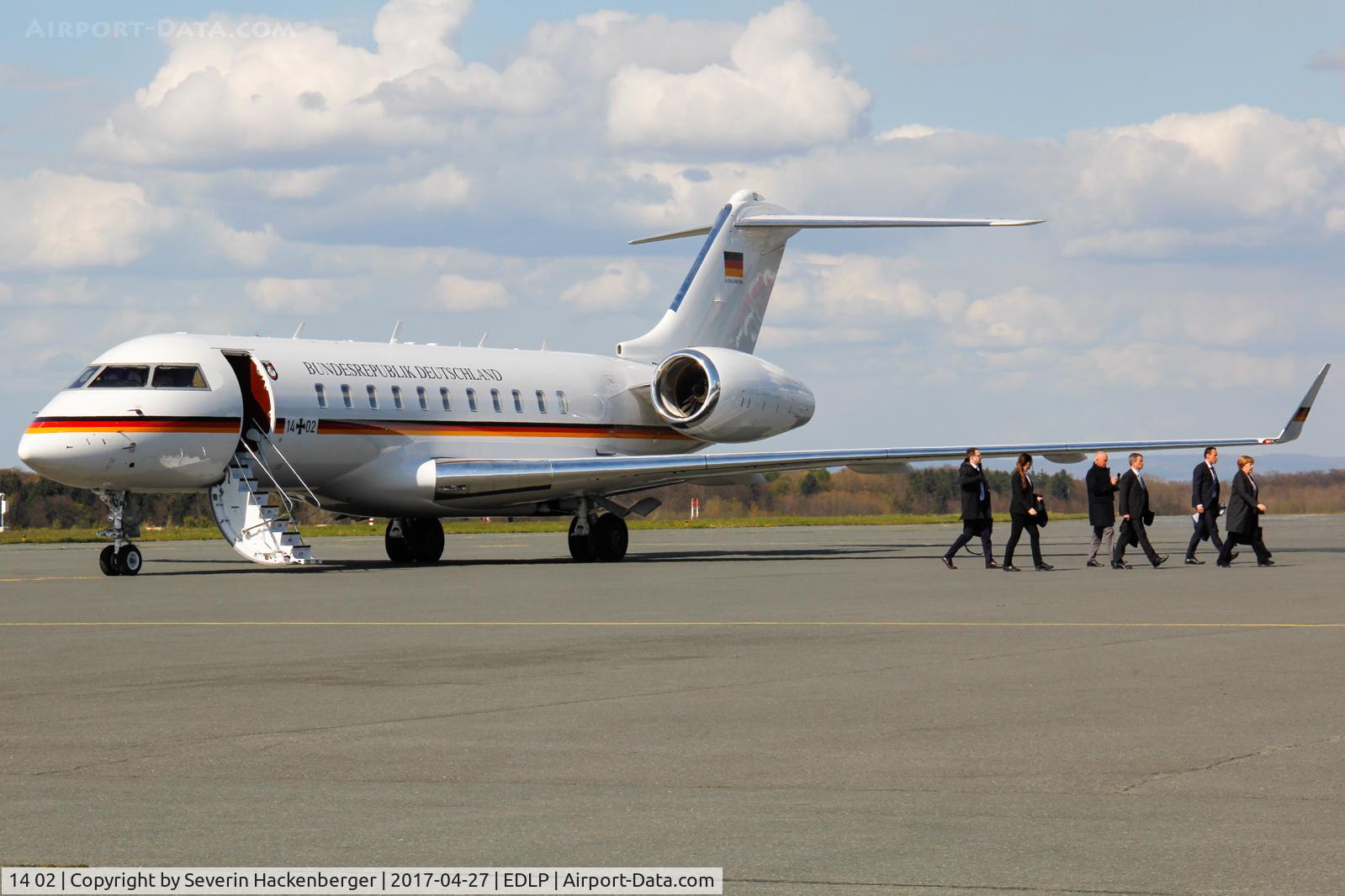 14 02, 2010 Bombardier BD-700-1A11 Global 5000 C/N 9404, Deboarding at EDLP.