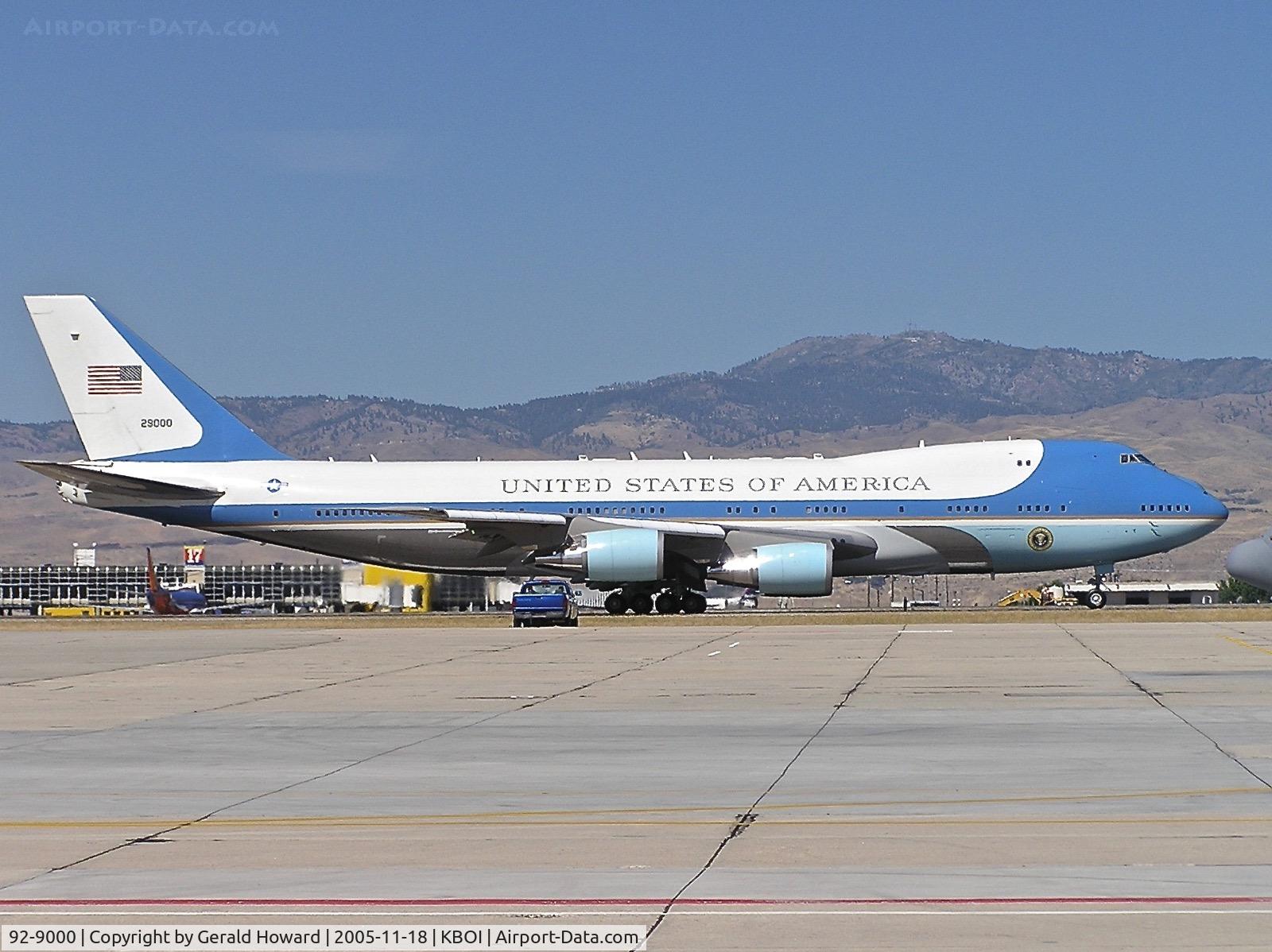92-9000, 1987 Boeing VC-25A (747-2G4B) C/N 23825, Taxiing on Bravo to RWY 28L.