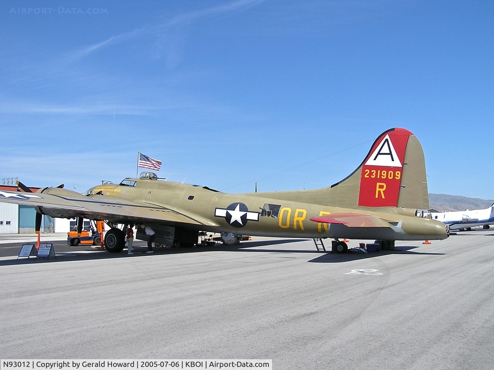 N93012, 1944 Boeing B-17G-30-BO Flying Fortress C/N 32264, Parked on the north GA ramp.