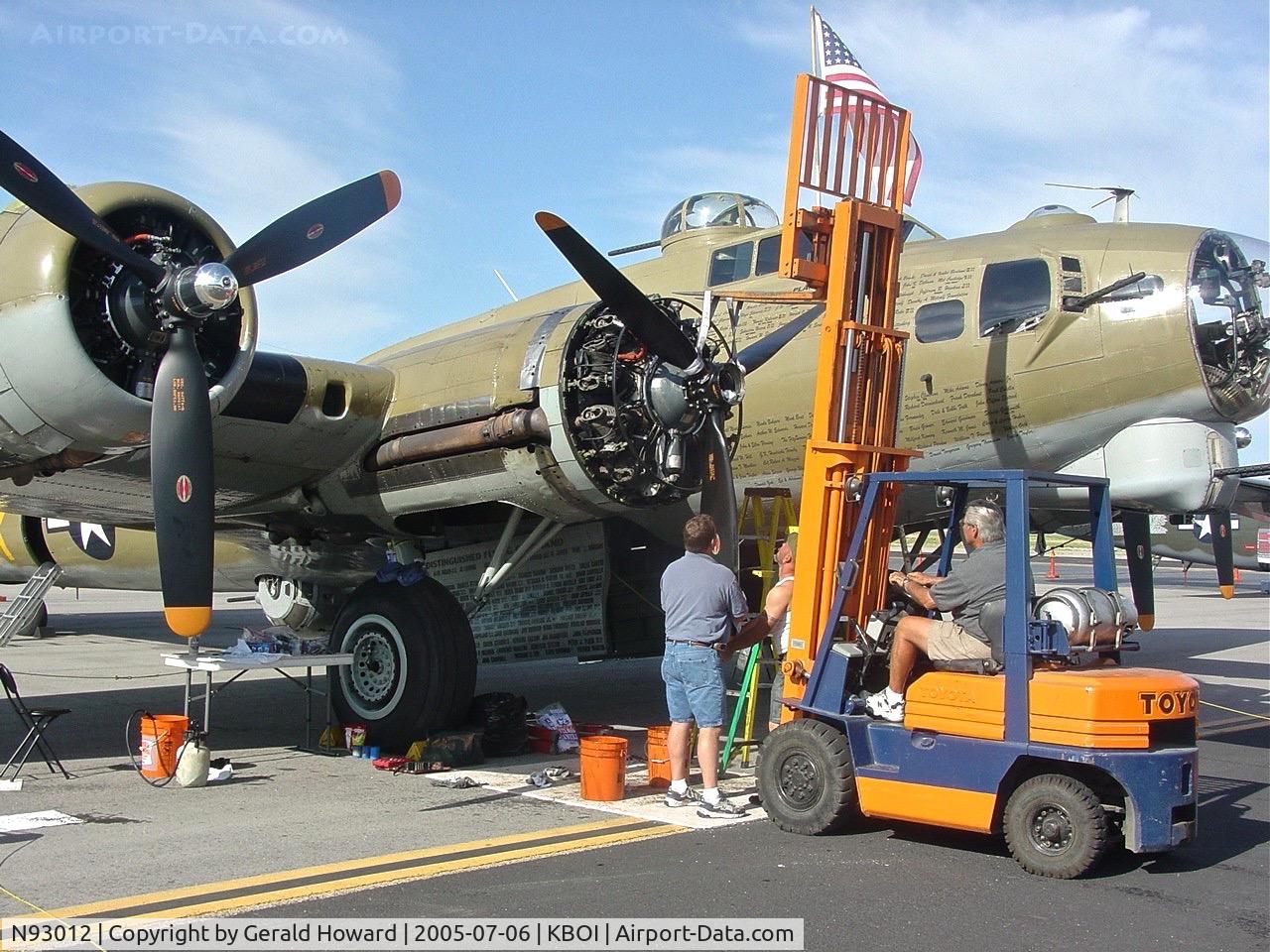 N93012, 1944 Boeing B-17G-30-BO Flying Fortress C/N 32264, Replacing a propeller.