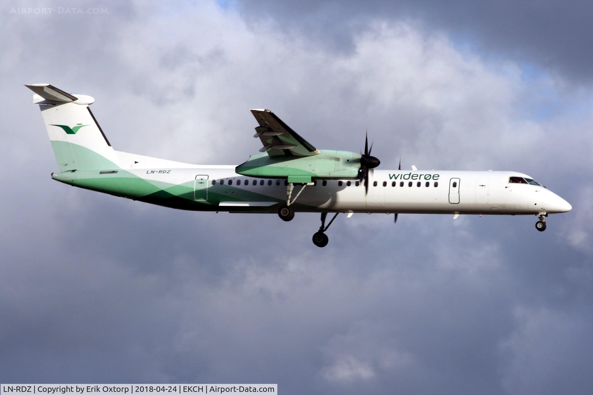 LN-RDZ, 2002 De Havilland Canada DHC-8-402Q Dash 8 C/N 4063, LN-RDZ landing rw 22L