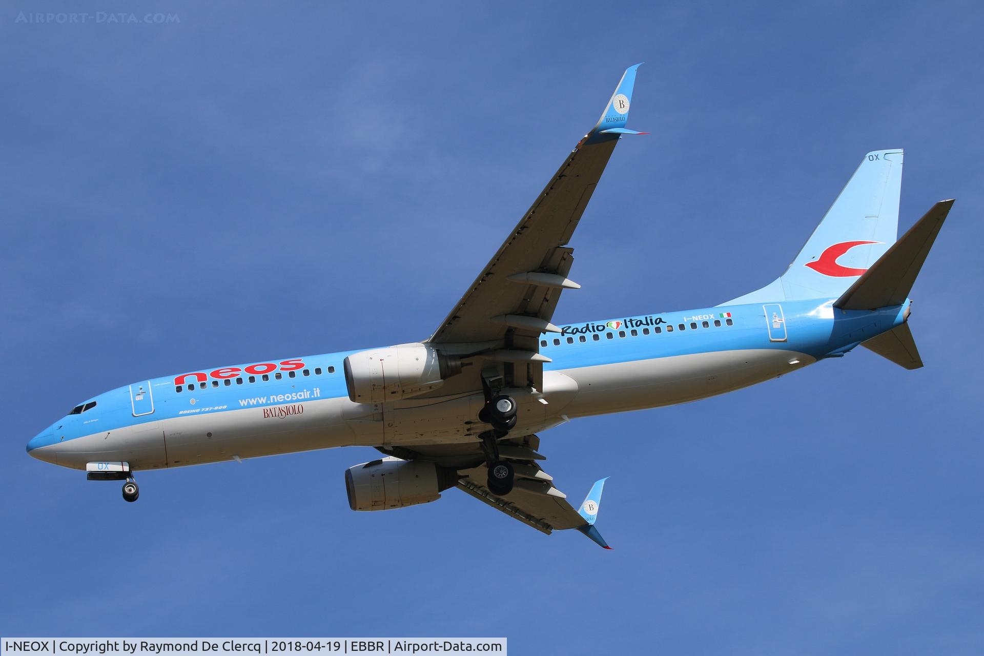 I-NEOX, 2004 Boeing 737-86N C/N 33677, Final to rwy 25L.