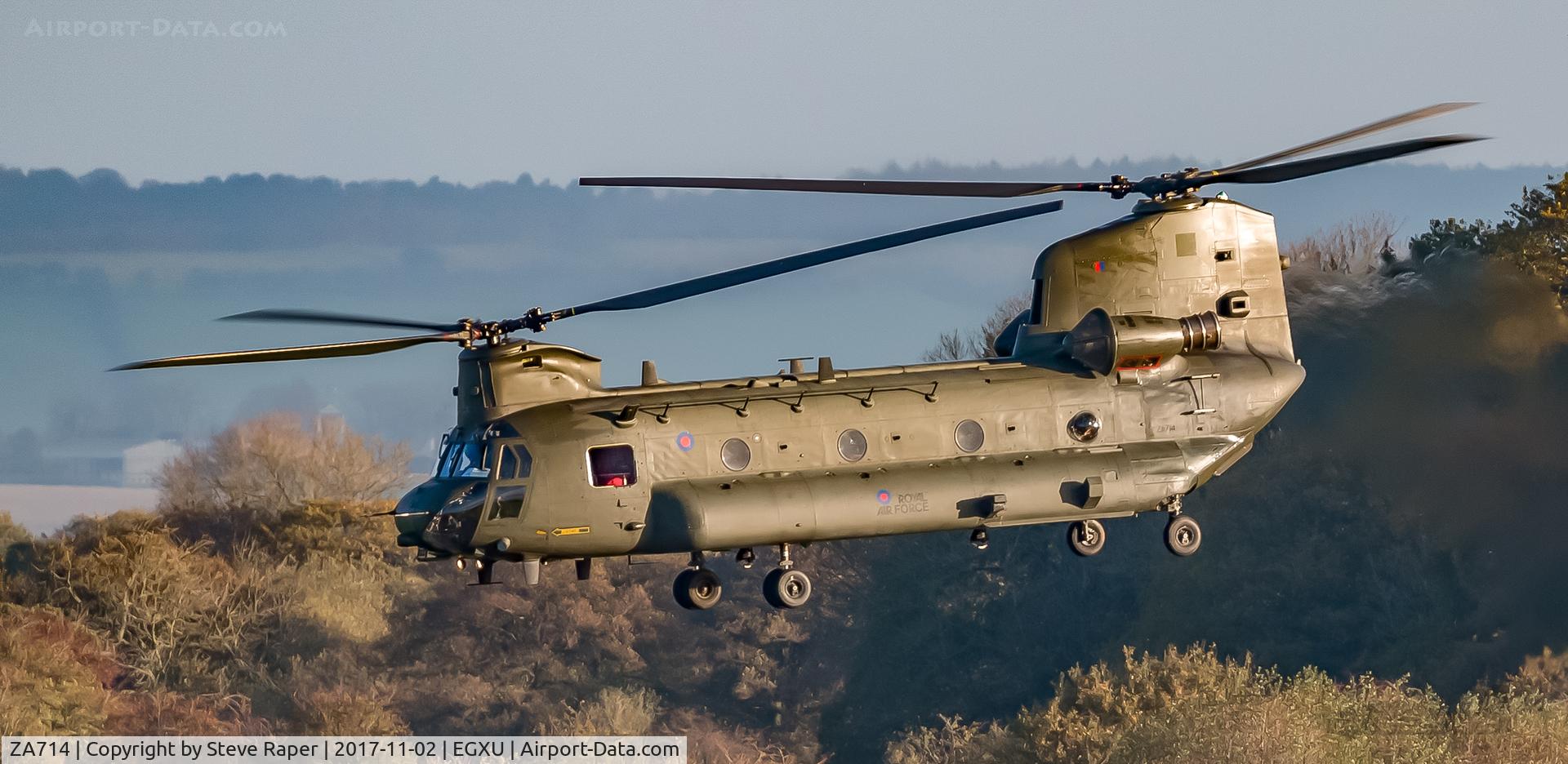 ZA714, Boeing Vertol Chinook HC.4 C/N MA026/M7005, Departing Linton