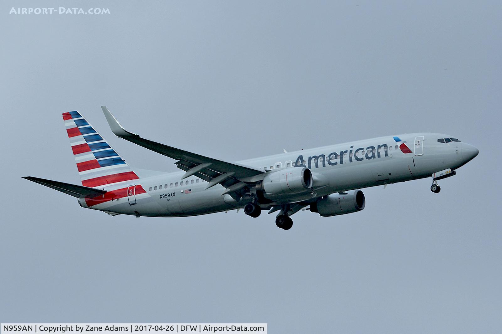 N959AN, 2001 Boeing 737-823 C/N 30828, Arriving at DFW Airport