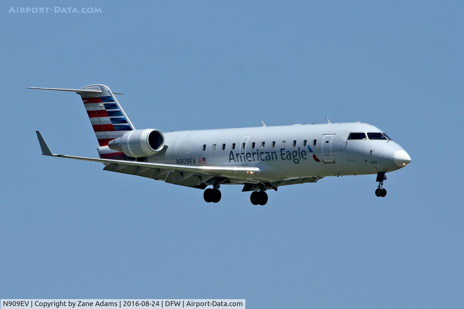 N909EV, 2002 Bombardier CRJ-200ER (CL-600-2B19) C/N 7658, Arriving at DFW Airport