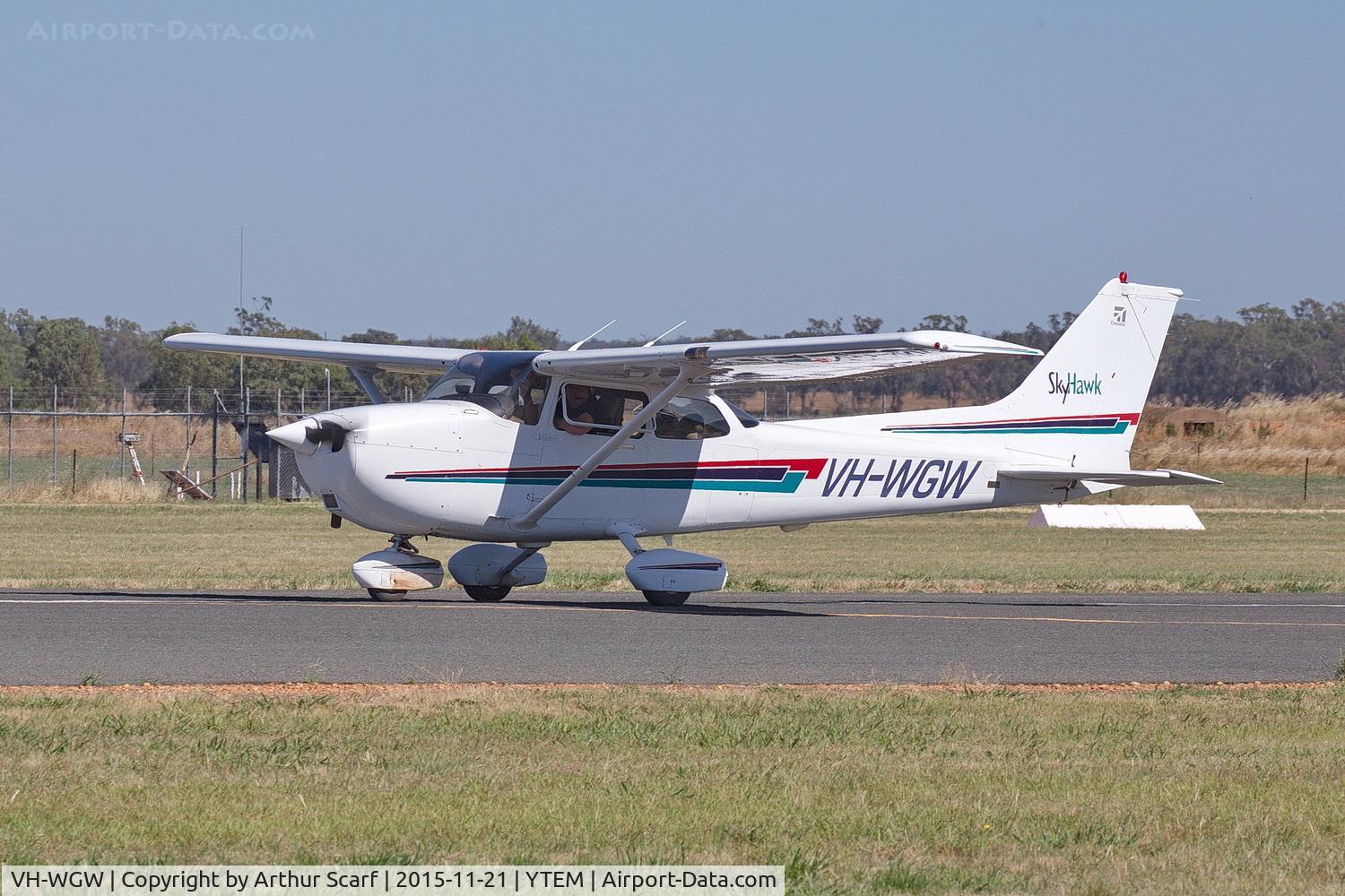 VH-WGW, 2002 Cessna 172R C/N 17281120, Temora Warbirds 2015