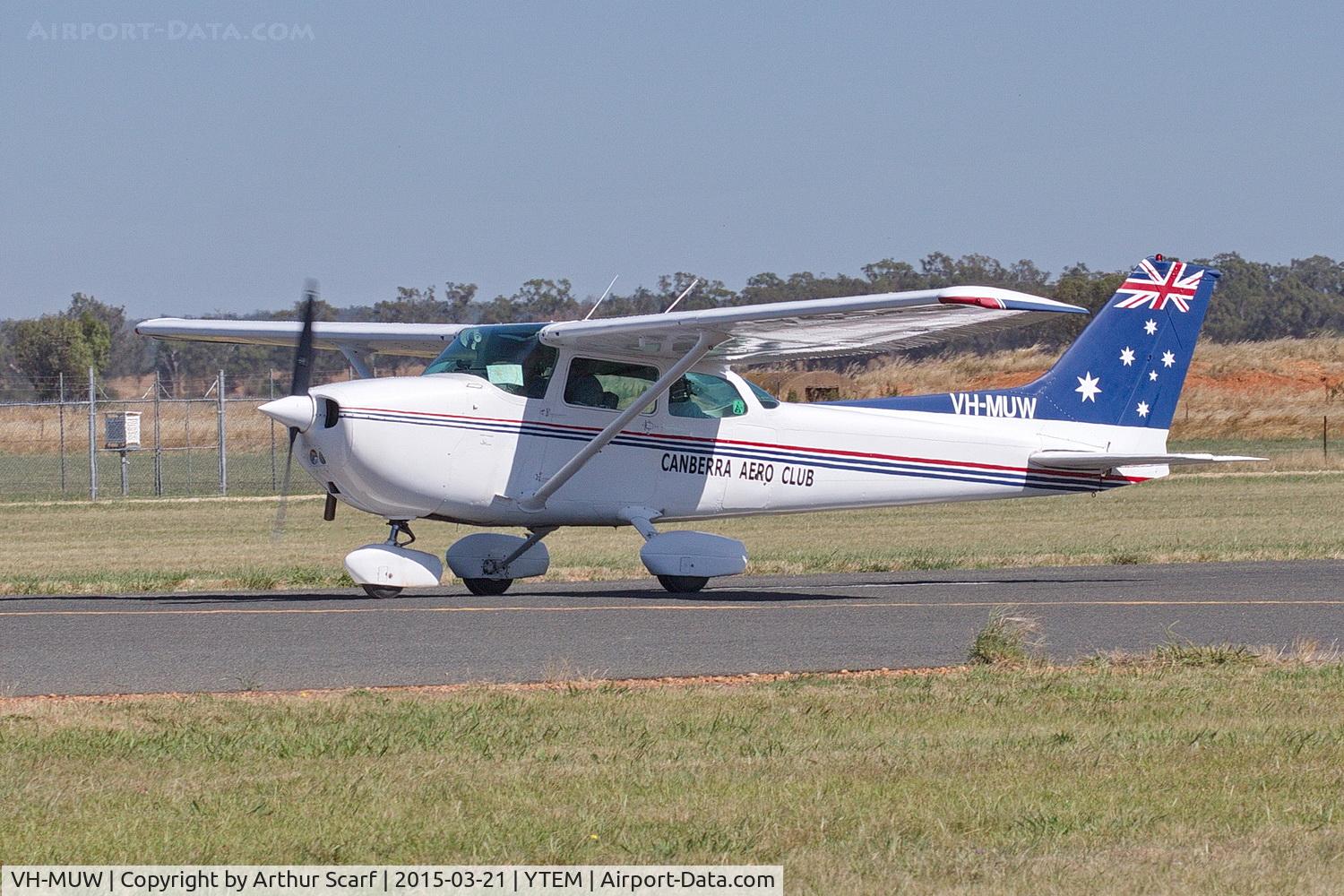 VH-MUW, 1978 Cessna 172N C/N 17269962, Temora Warbirds 2015