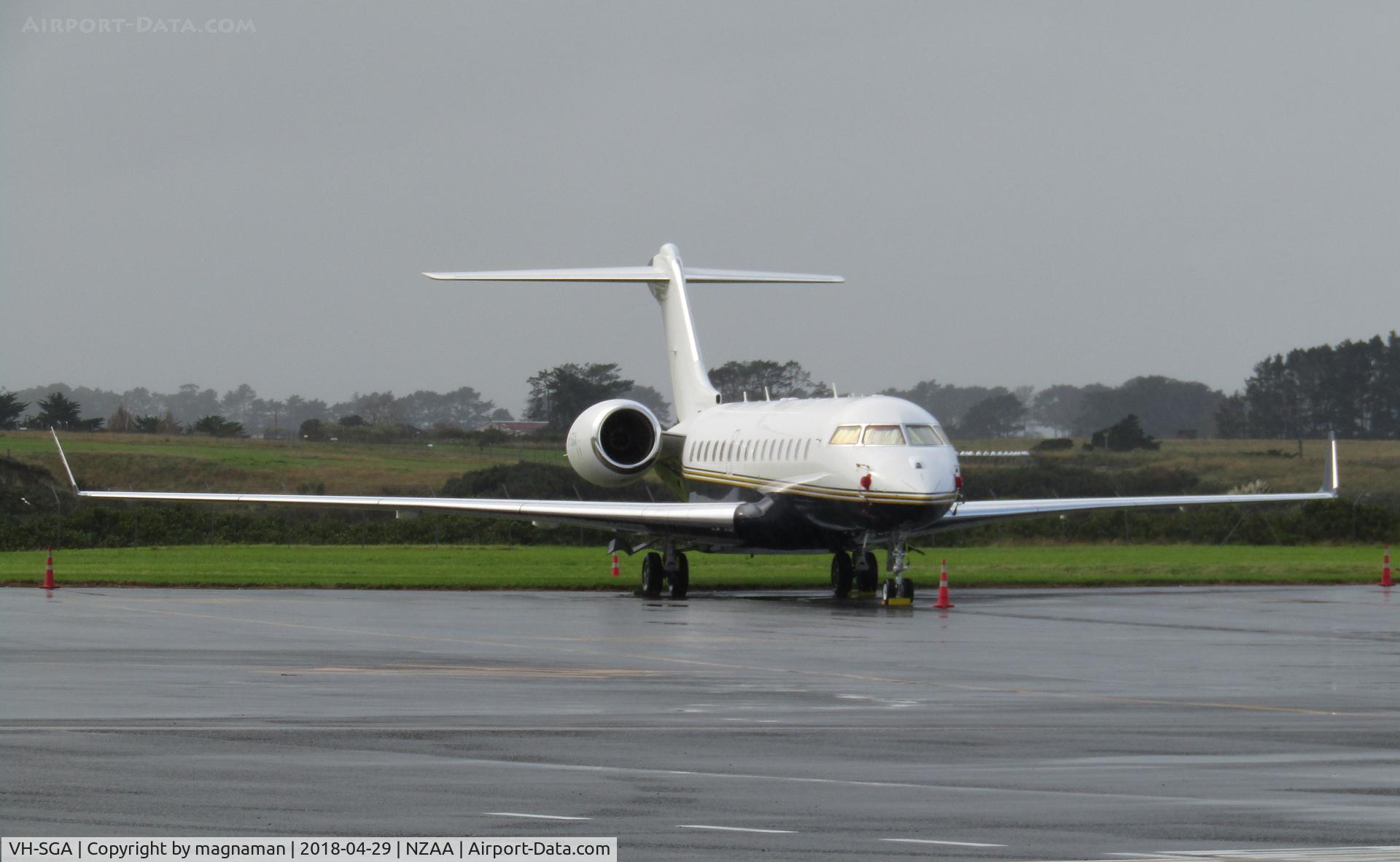 VH-SGA, 2009 Bombardier BD-700-1A10 Global Express C/N 9369, At AKL with three other Oz biz.