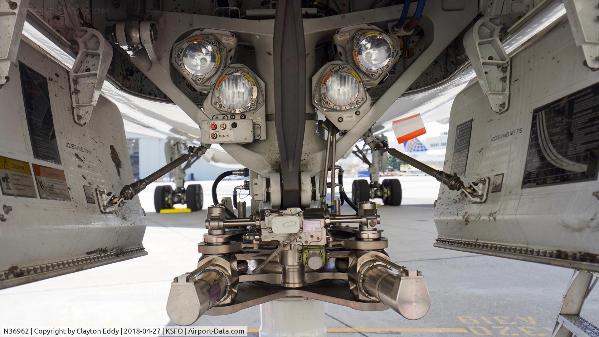 N36962, 2015 Boeing 787-9 Dreamliner C/N 35880, Nose landing gear. SFO. 2018.