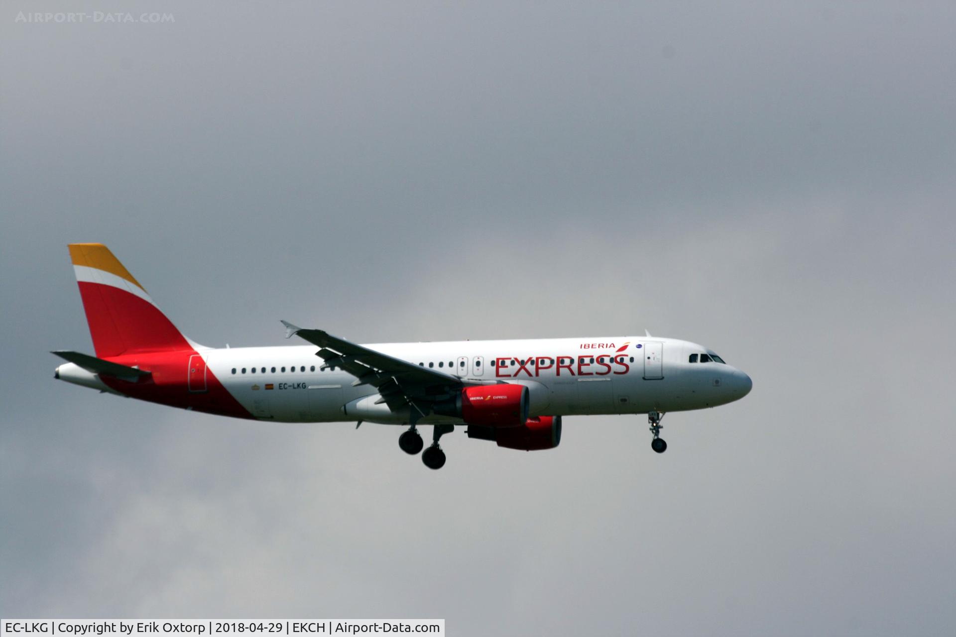 EC-LKG, 1999 Airbus A320-214 C/N 1047, EC-LKG landing rw 04L