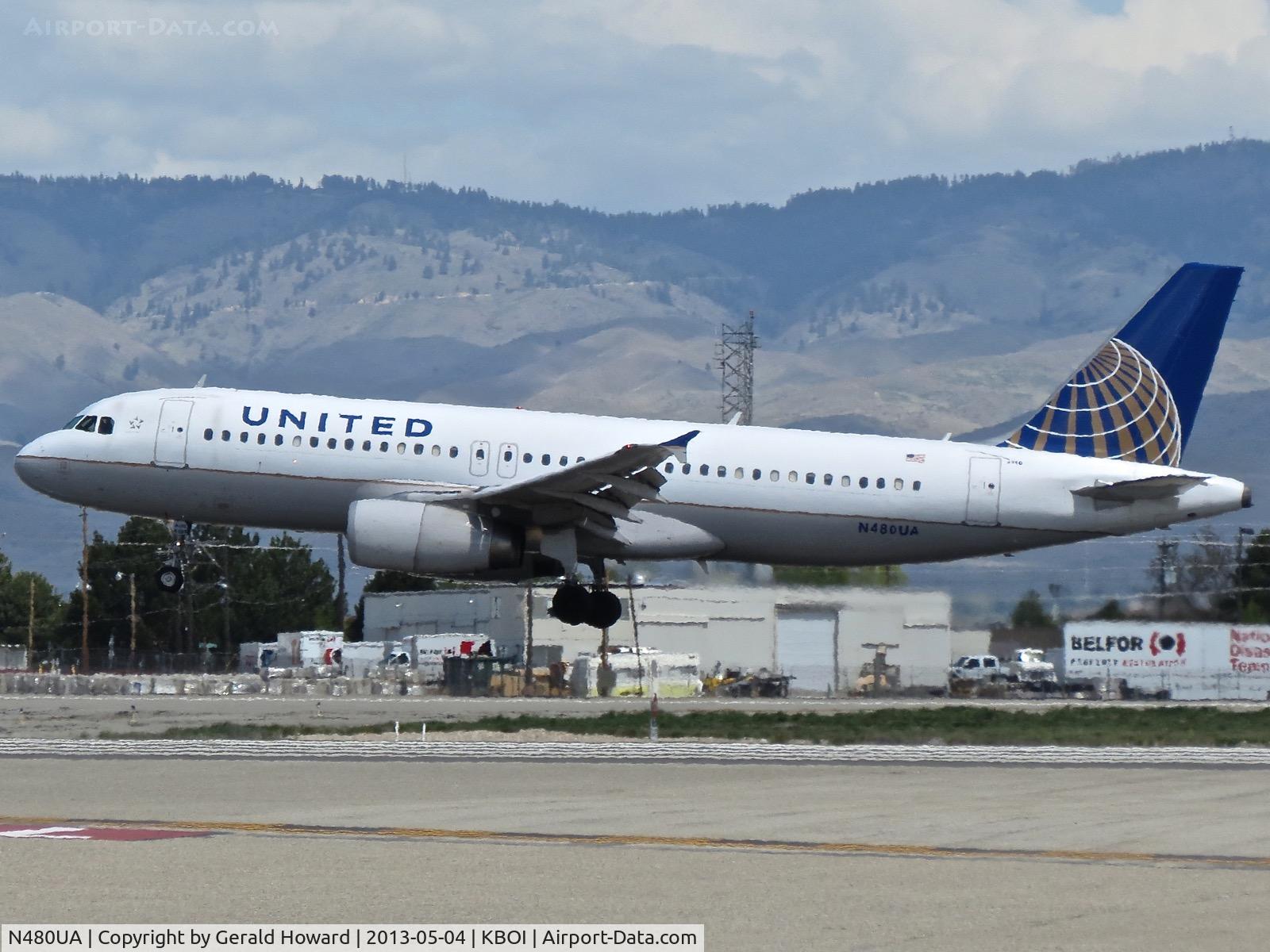 N480UA, 2001 Airbus A320-232 C/N 1555, Landing RWY 28R.