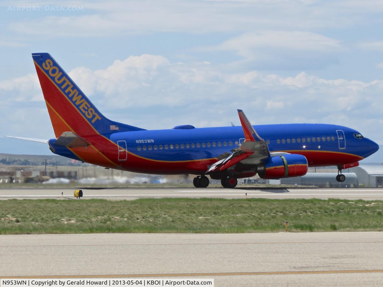 N953WN, 2010 Boeing 737-7H4 C/N 36668, Landing RWY 28R.