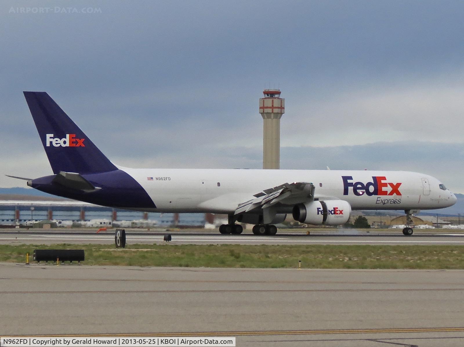 N962FD, 1988 Boeing 757-2G5 C/N 24176, Landing roll out on RWY 28R.
