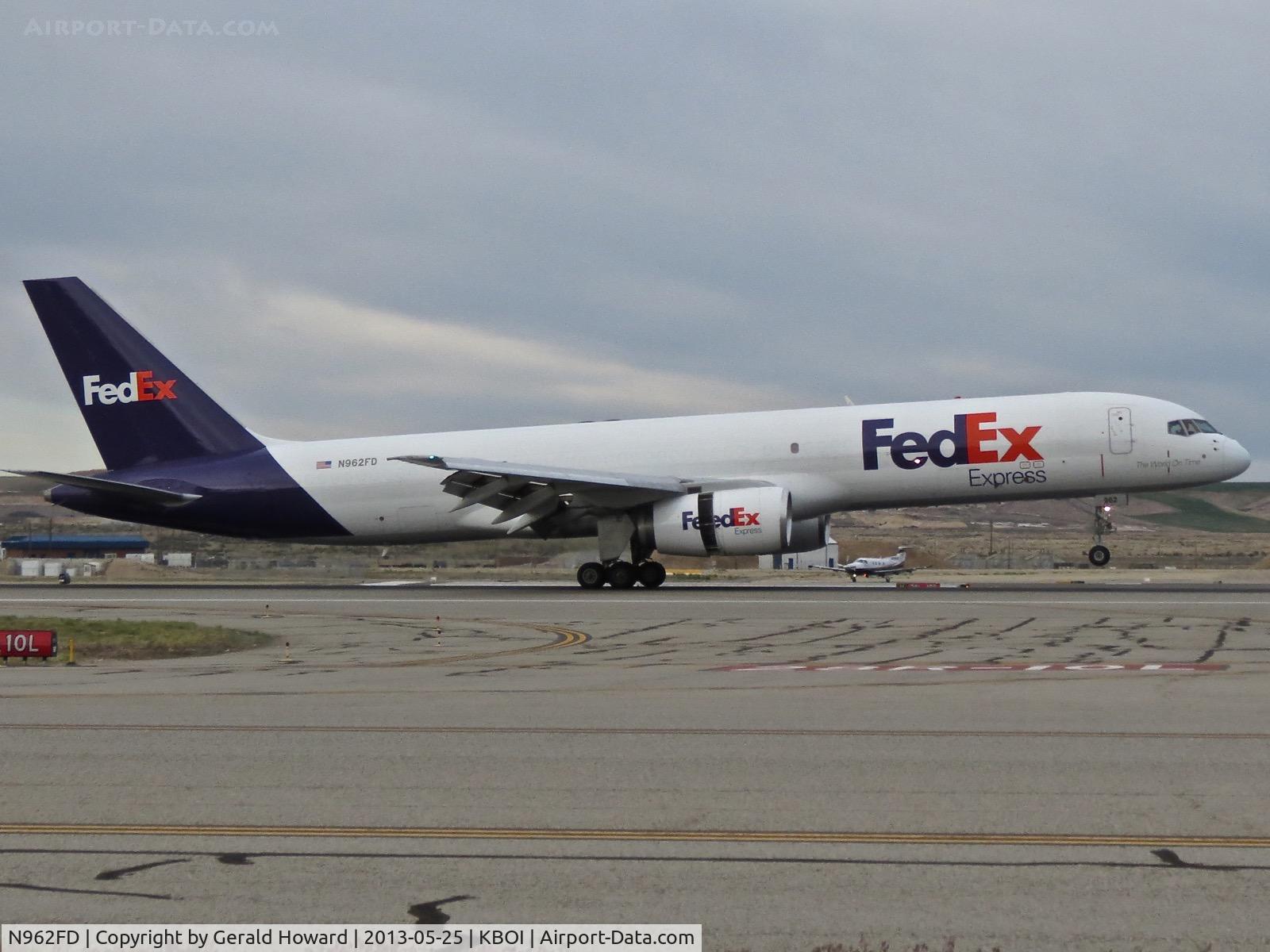 N962FD, 1988 Boeing 757-2G5 C/N 24176, Touching down on RWY 28R.
