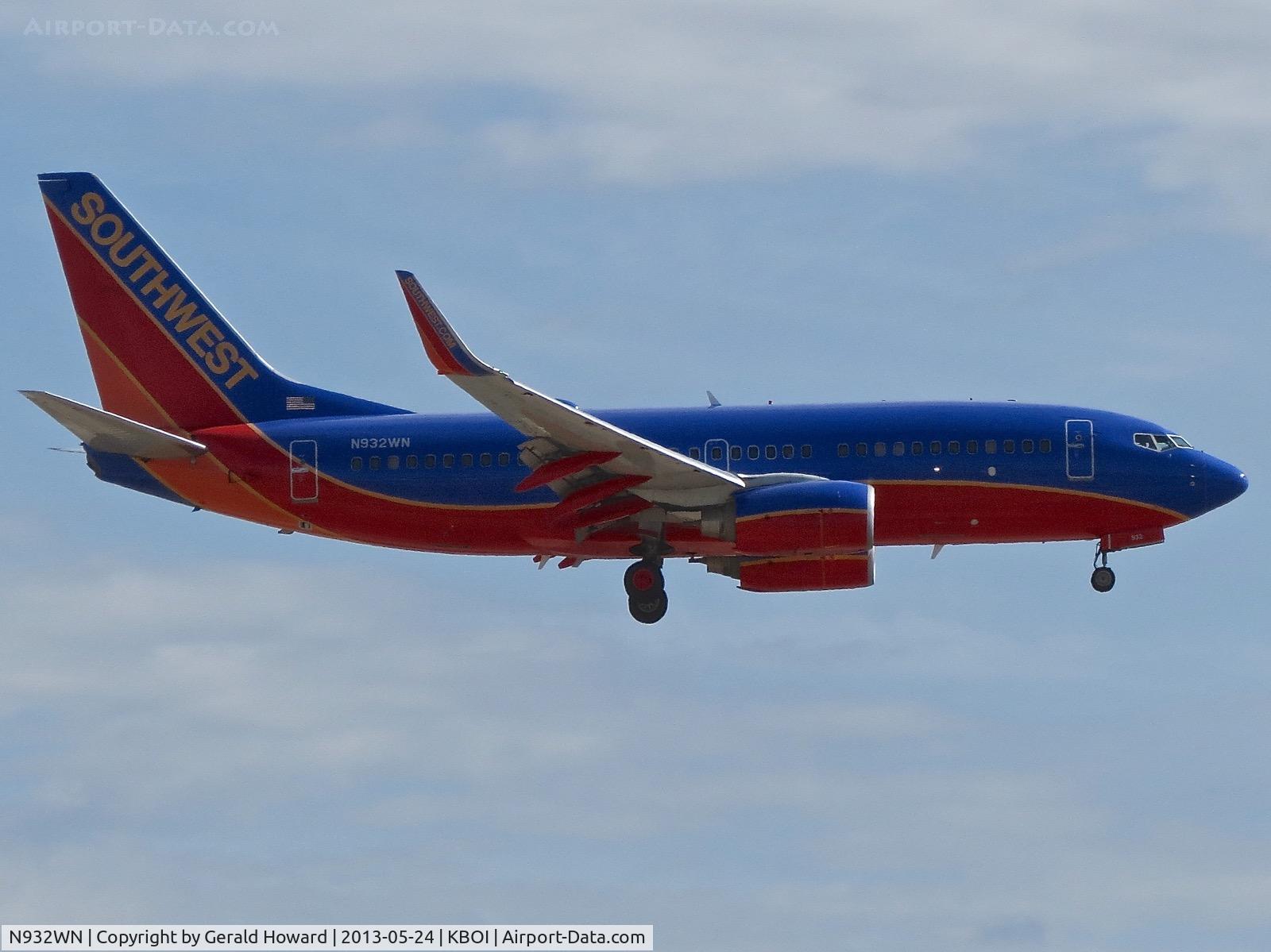 N932WN, 2009 Boeing 737-7H4 C/N 36639, Landing RWY 10L.