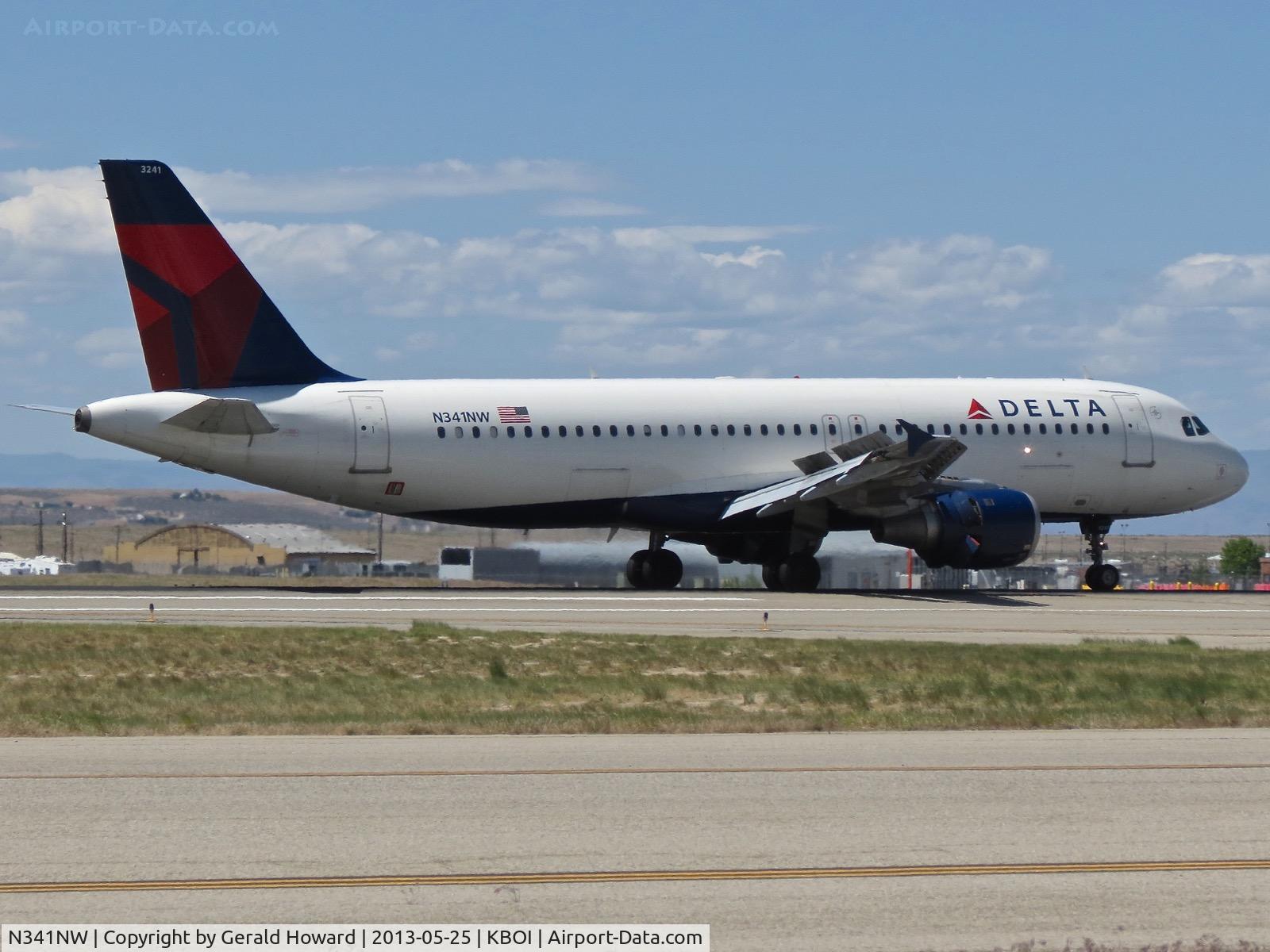 N341NW, 1992 Airbus A320-212 C/N 380, Landing roll out on RWY 28R.