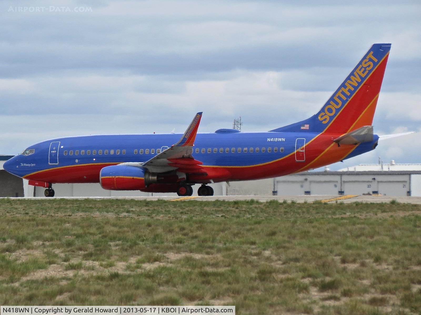 N418WN, 2001 Boeing 737-7H4 C/N 29823, Take off run on RWY 28R.