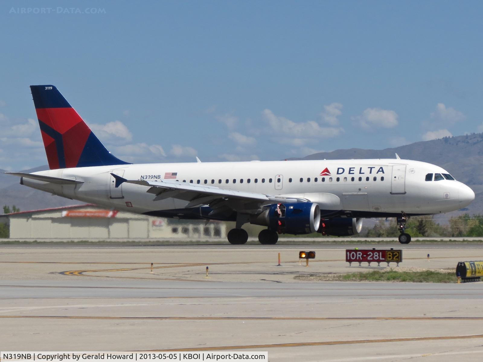 N319NB, 2000 Airbus A319-114 C/N 1346, Landing roll out on RWY 10R.