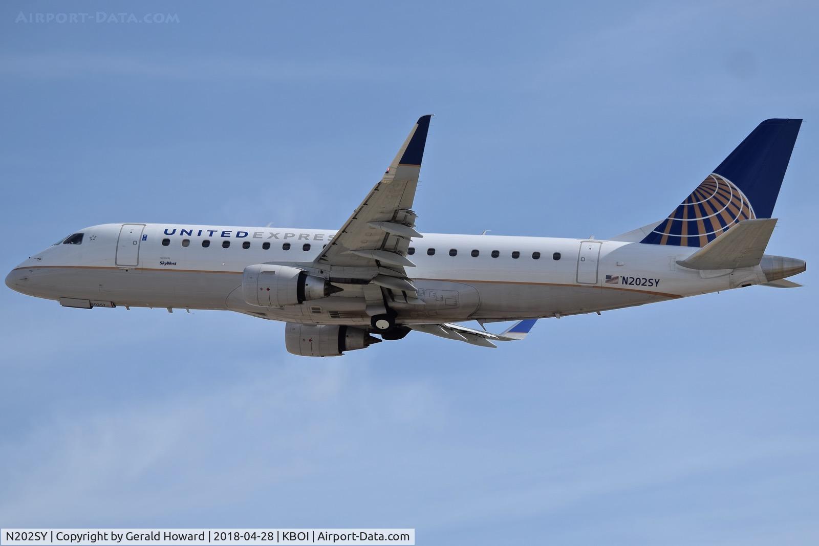 N202SY, 2016 Embraer 175LR (ERJ-170-200LR) C/N 17000624, Departing BOI.
